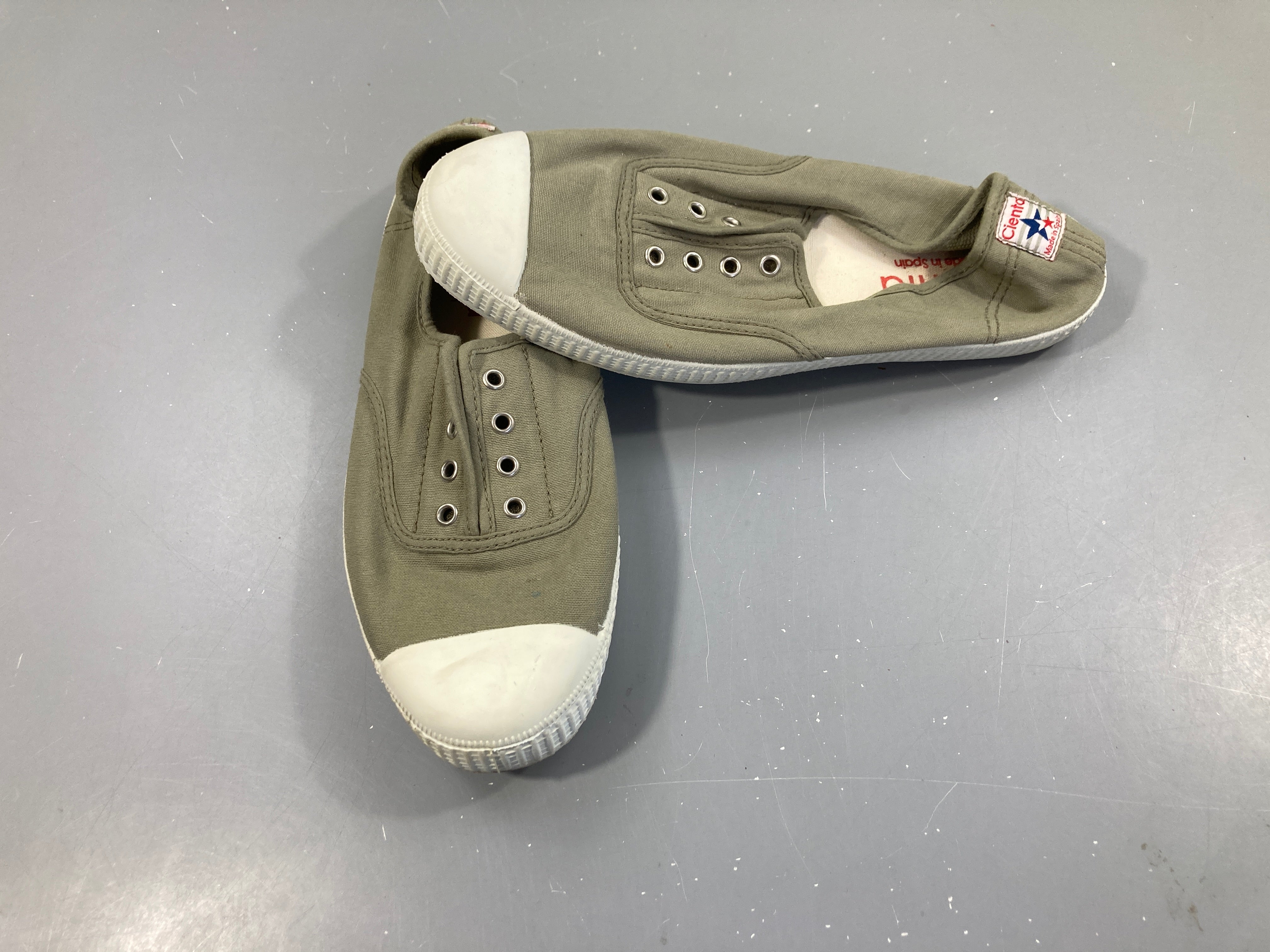 Baskets basses toiles kaki Cienta, 39, parfumées