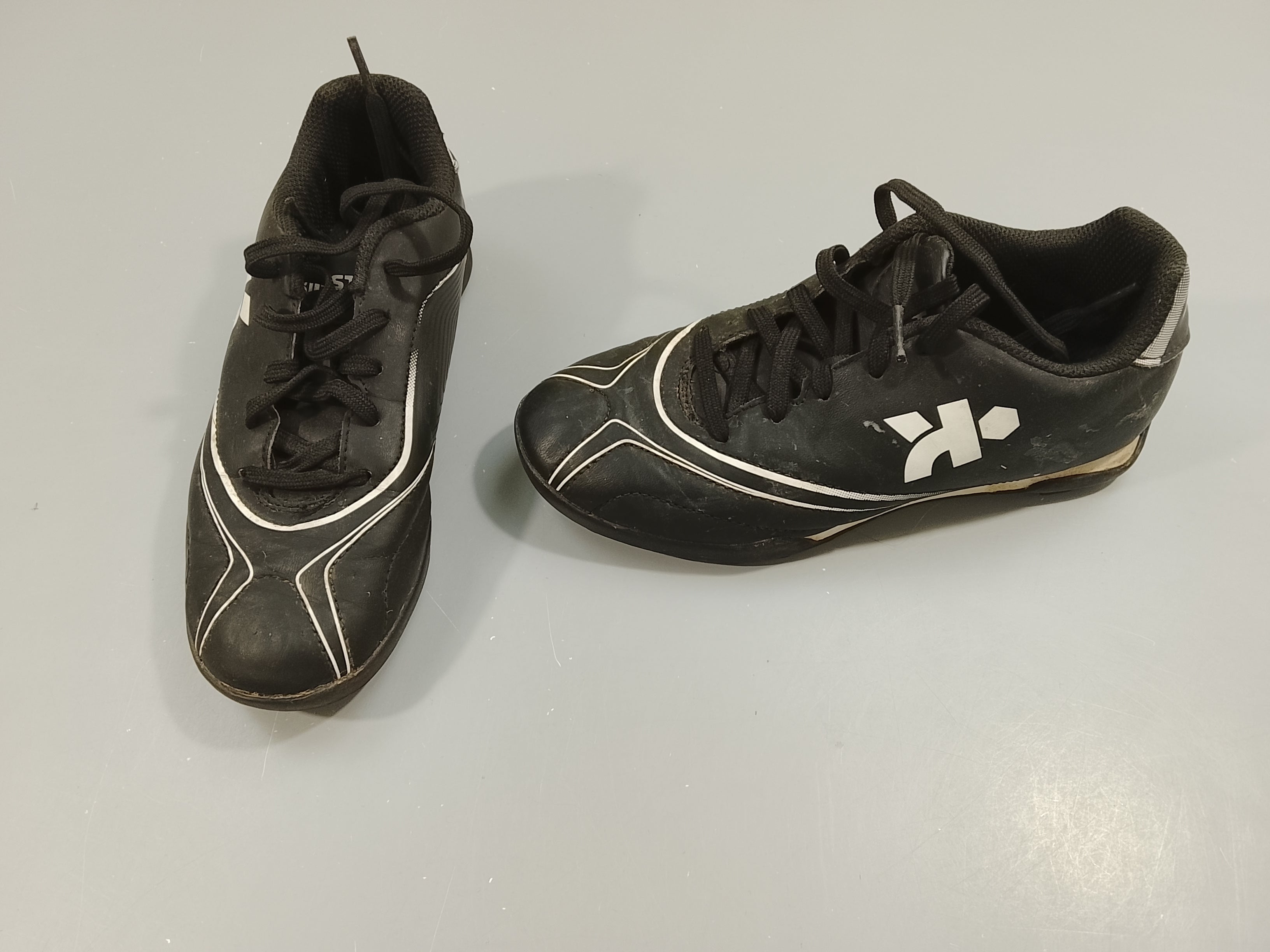 Chaussures de foot noir et blanc Kipsta  - 33