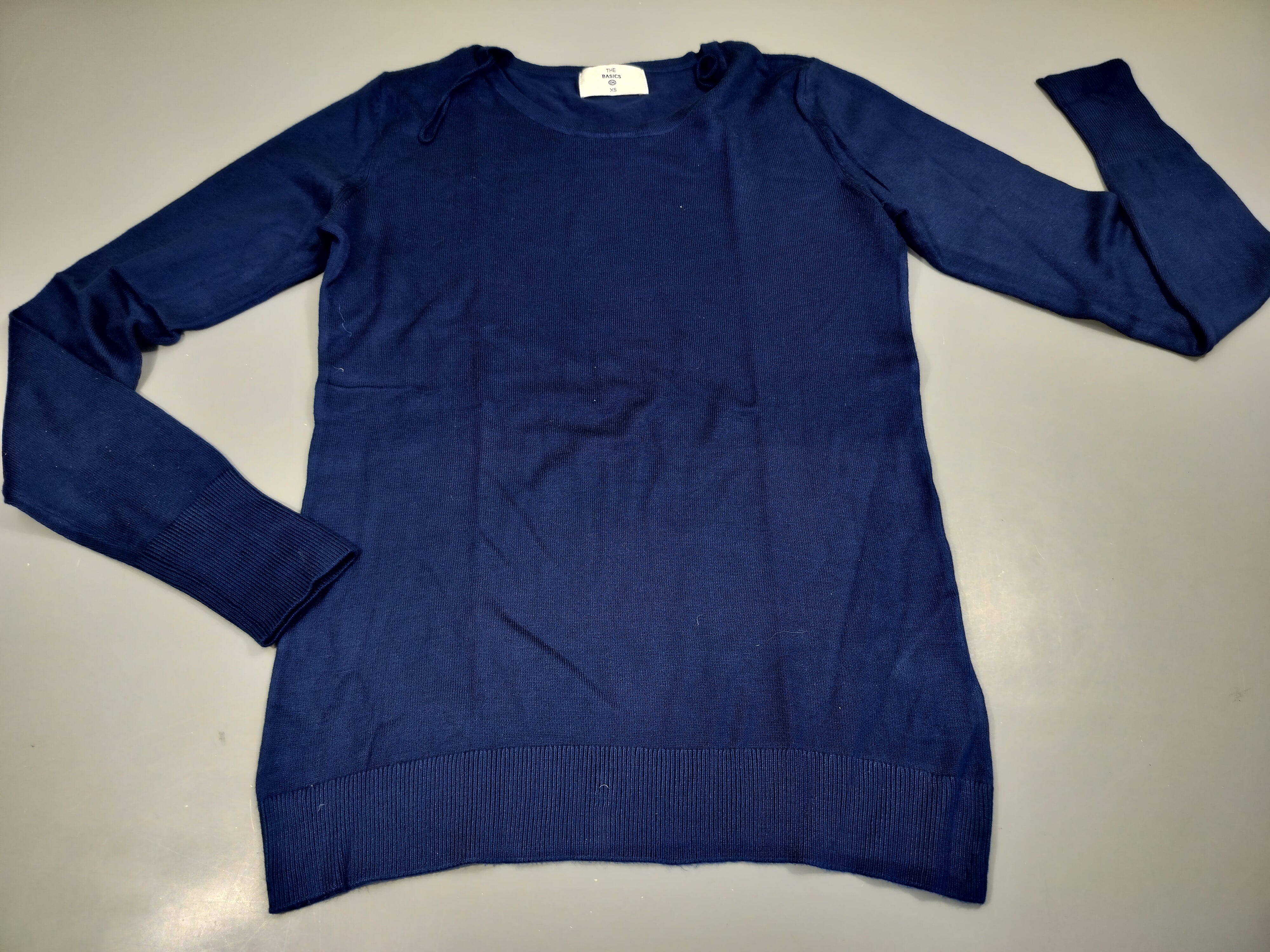 Pull bleu, col rond