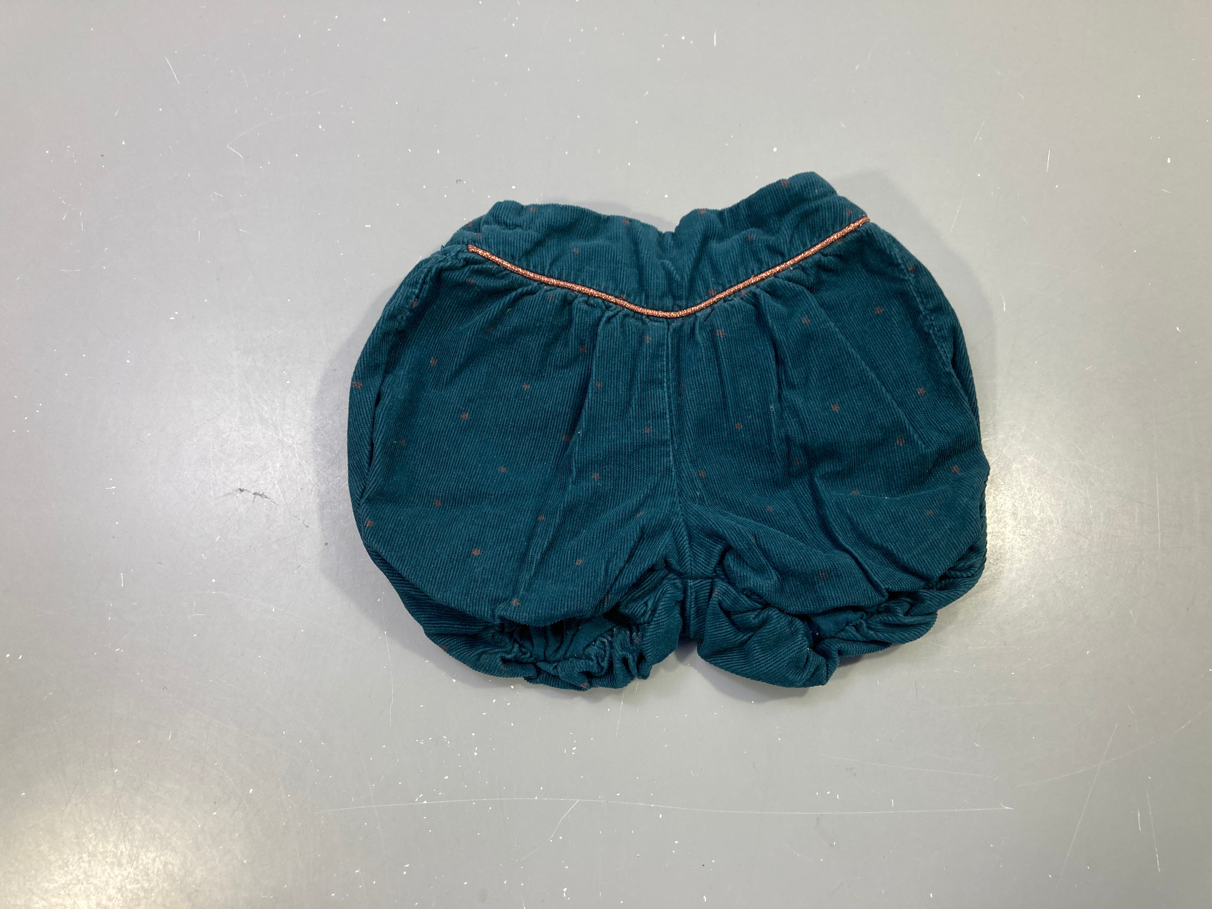 Short bleu canard velours côtelé bouffant, petits motifs cuivrés, liseré cuivré