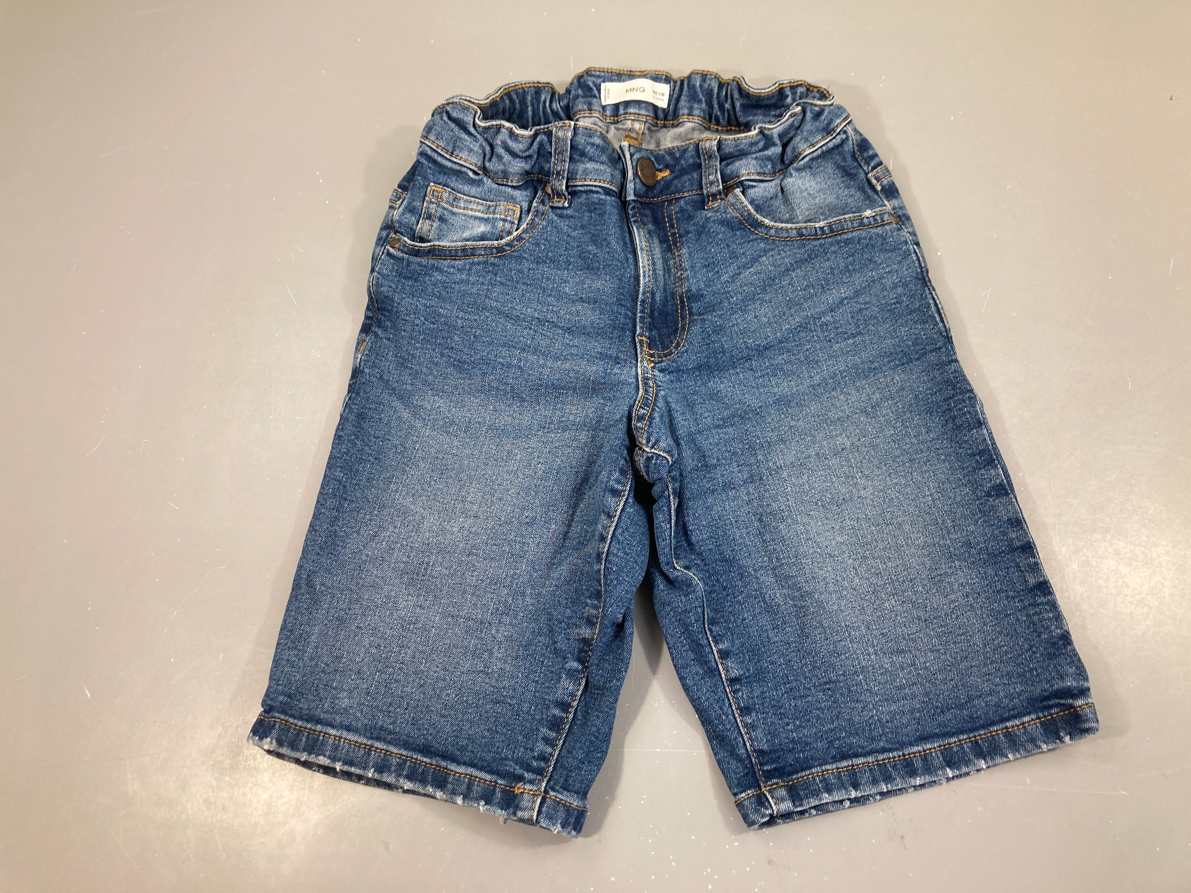 Bermuda jean, élasthane un peu détendu à l'avant