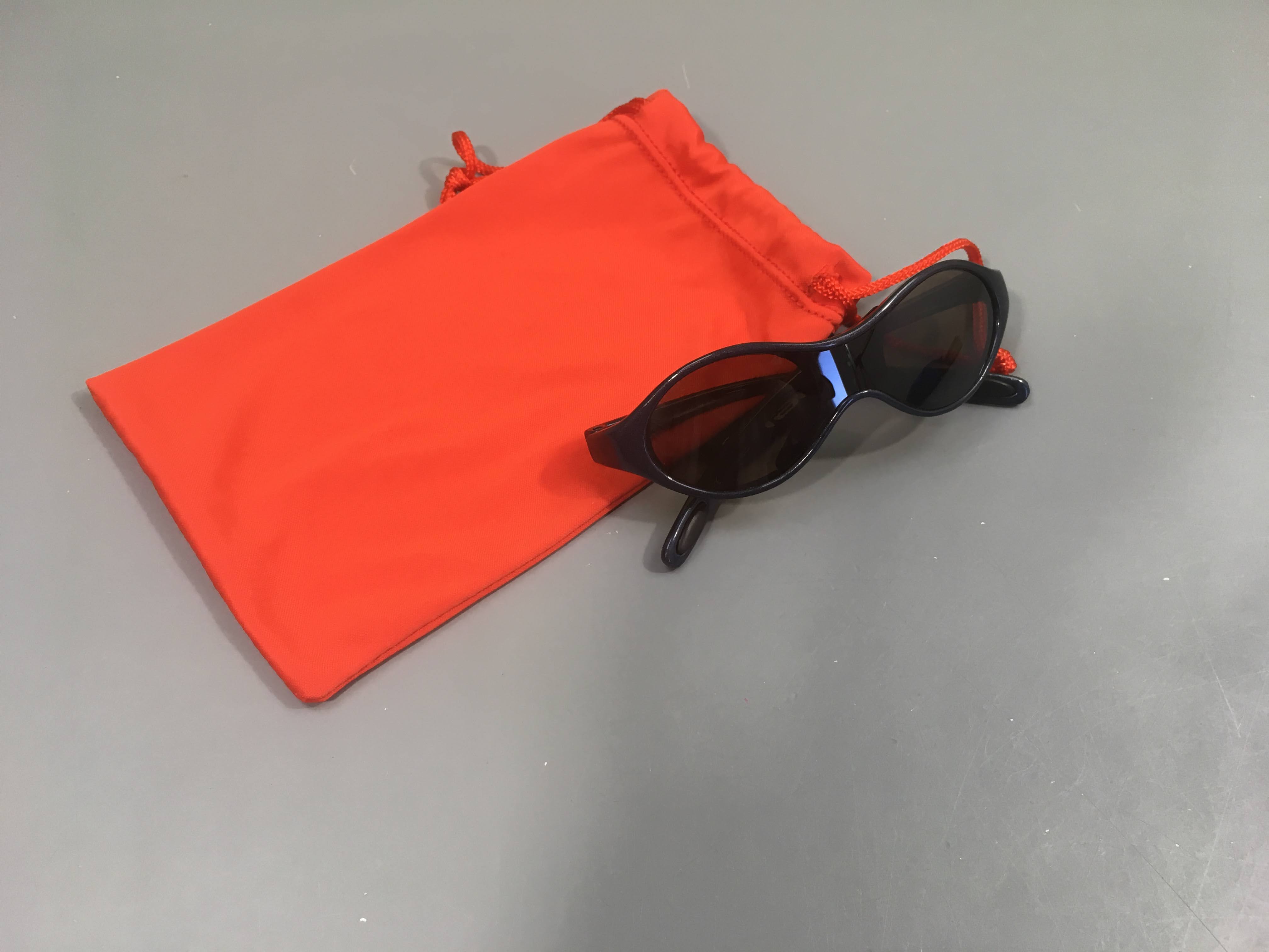 Lunettes noires pochette orange Manitou