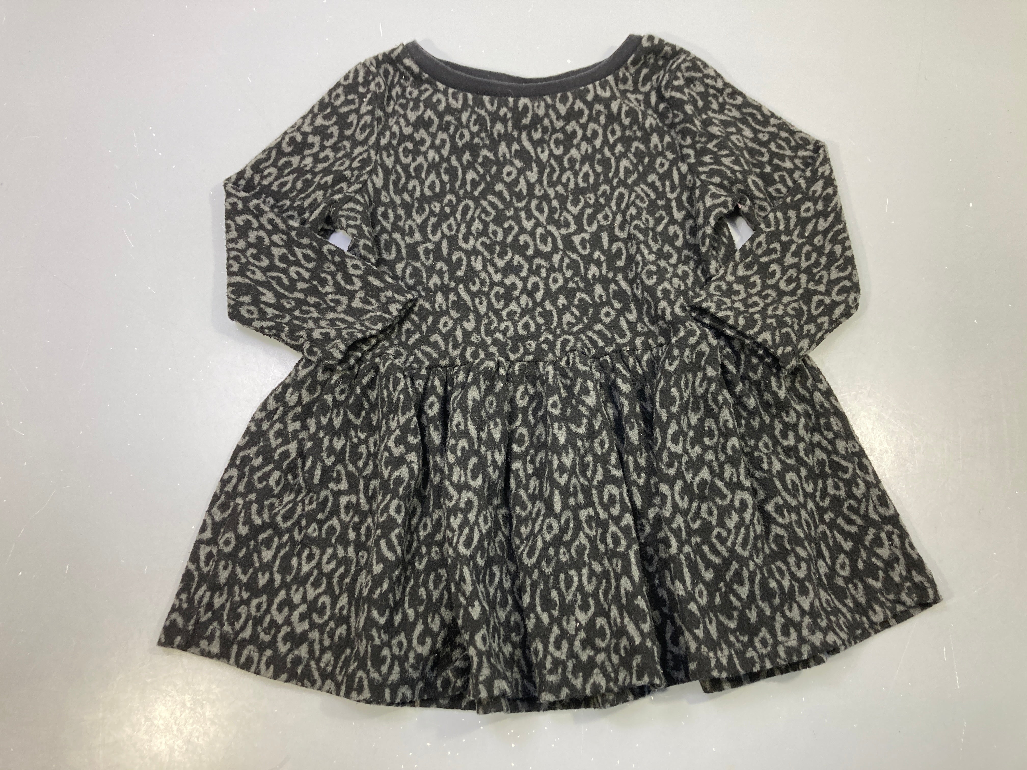 Robe m.l noire motif léopard gris polar