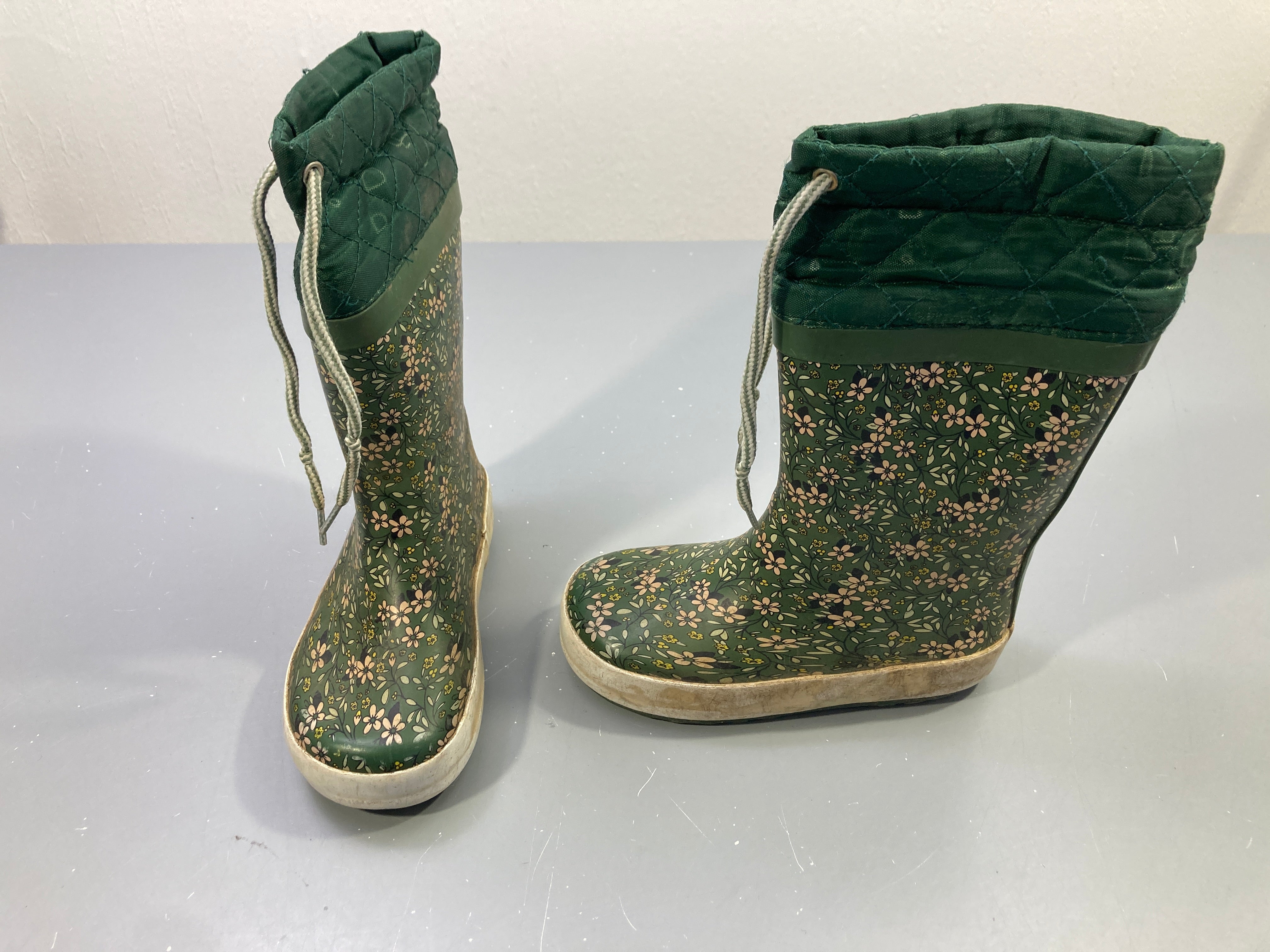 Bottes de pluie vert kaki caoutchouc fleuries, tige matelassée à cordon