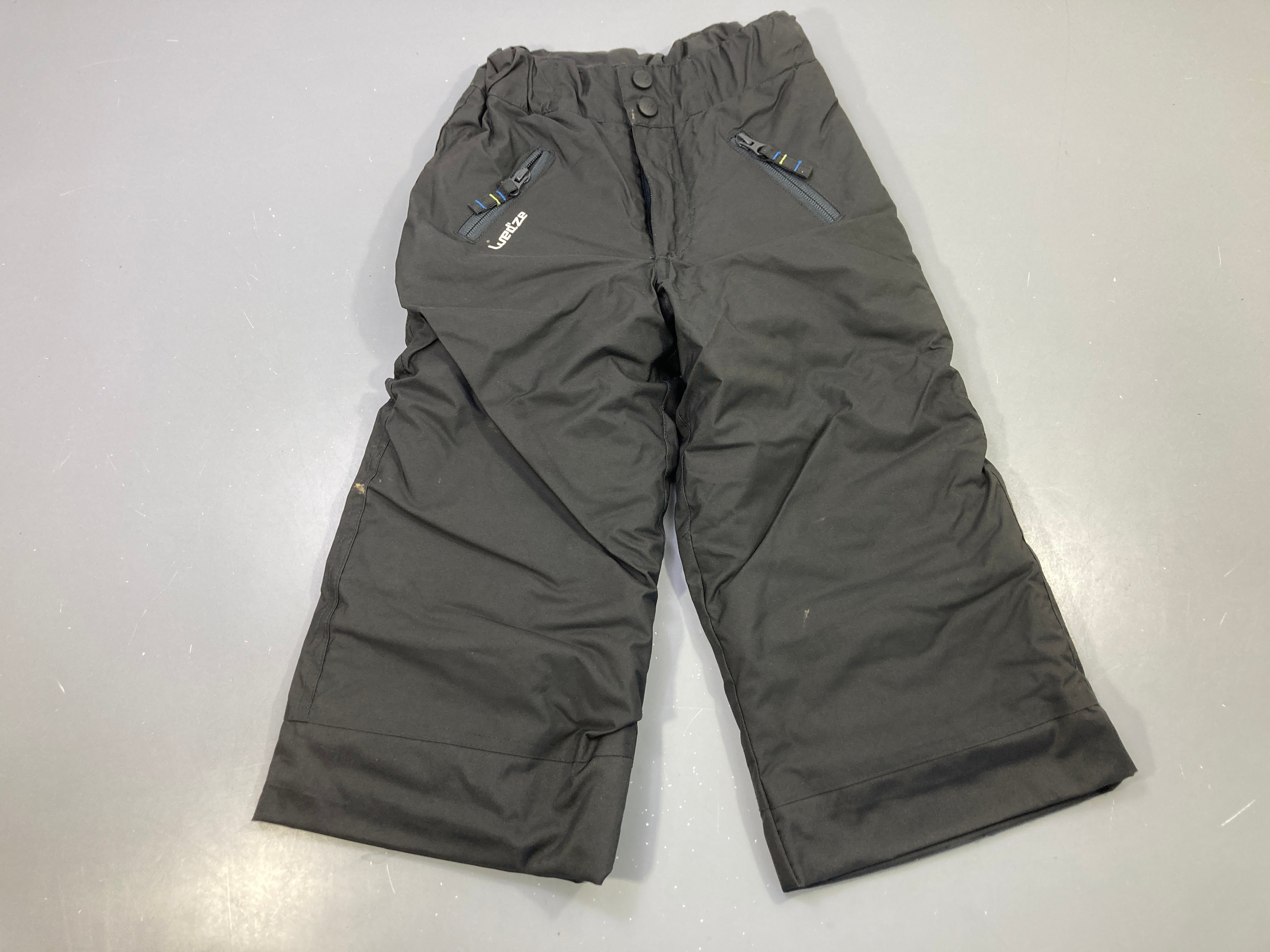 Pantalon imperméable noir ski, poches zippées, Wedze, bas taché et un accro