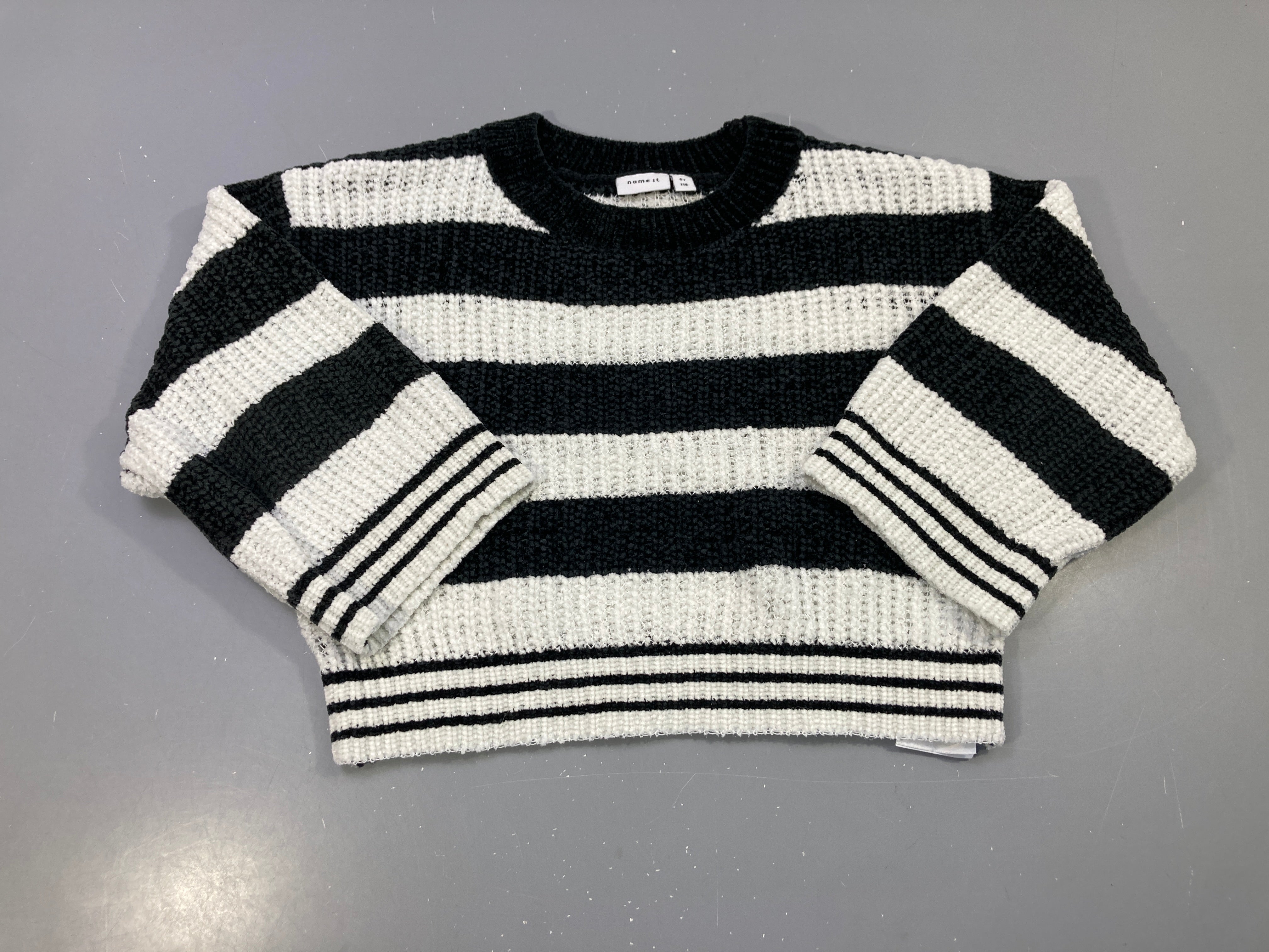 Pull noir écru rayé, maille chenille, coupe courte