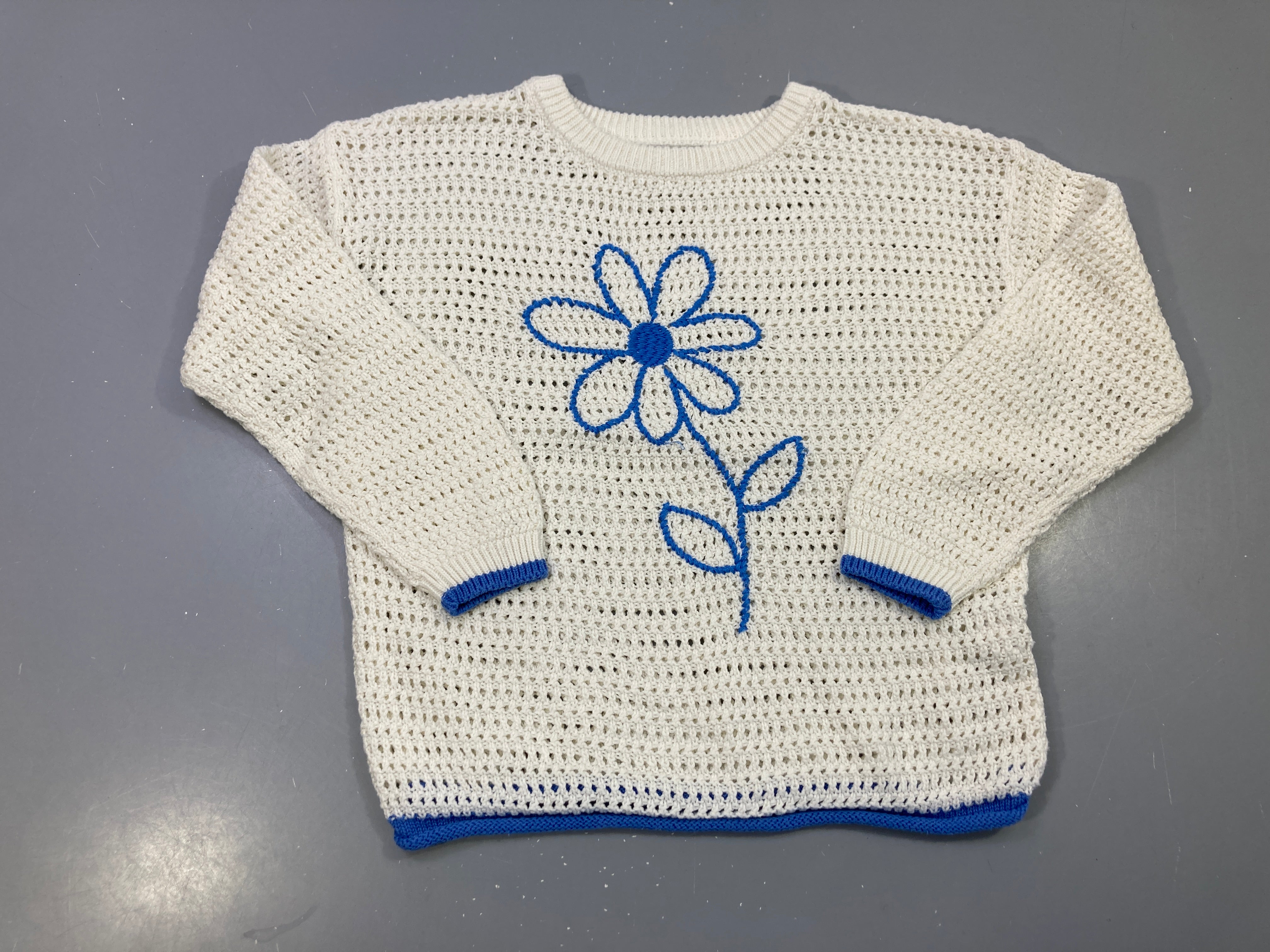 Pull écru maille ajourée, fleur brodée bleue