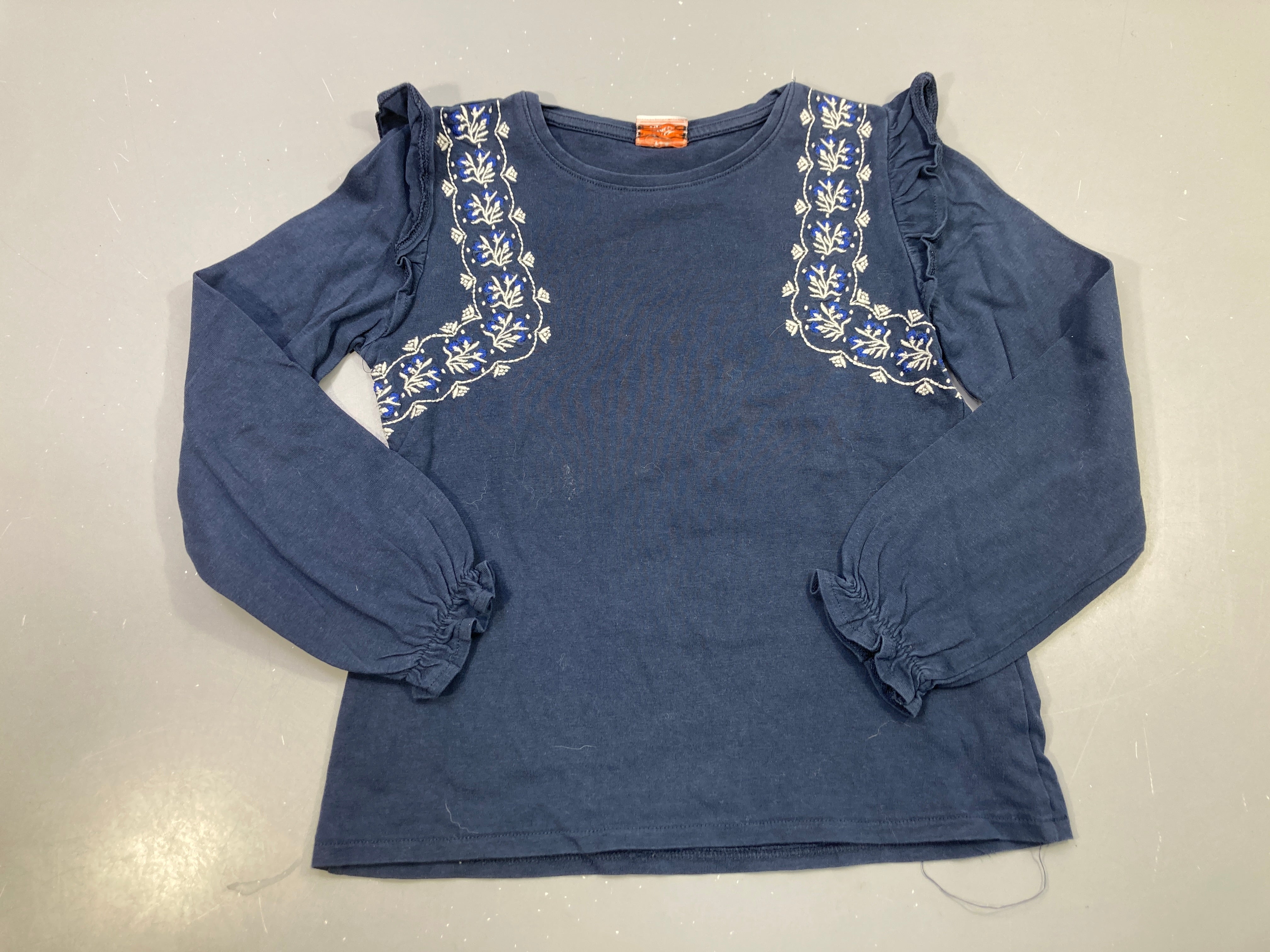 T-shirt m.l bleu marine broderies fleurs, volants épaules et poignets