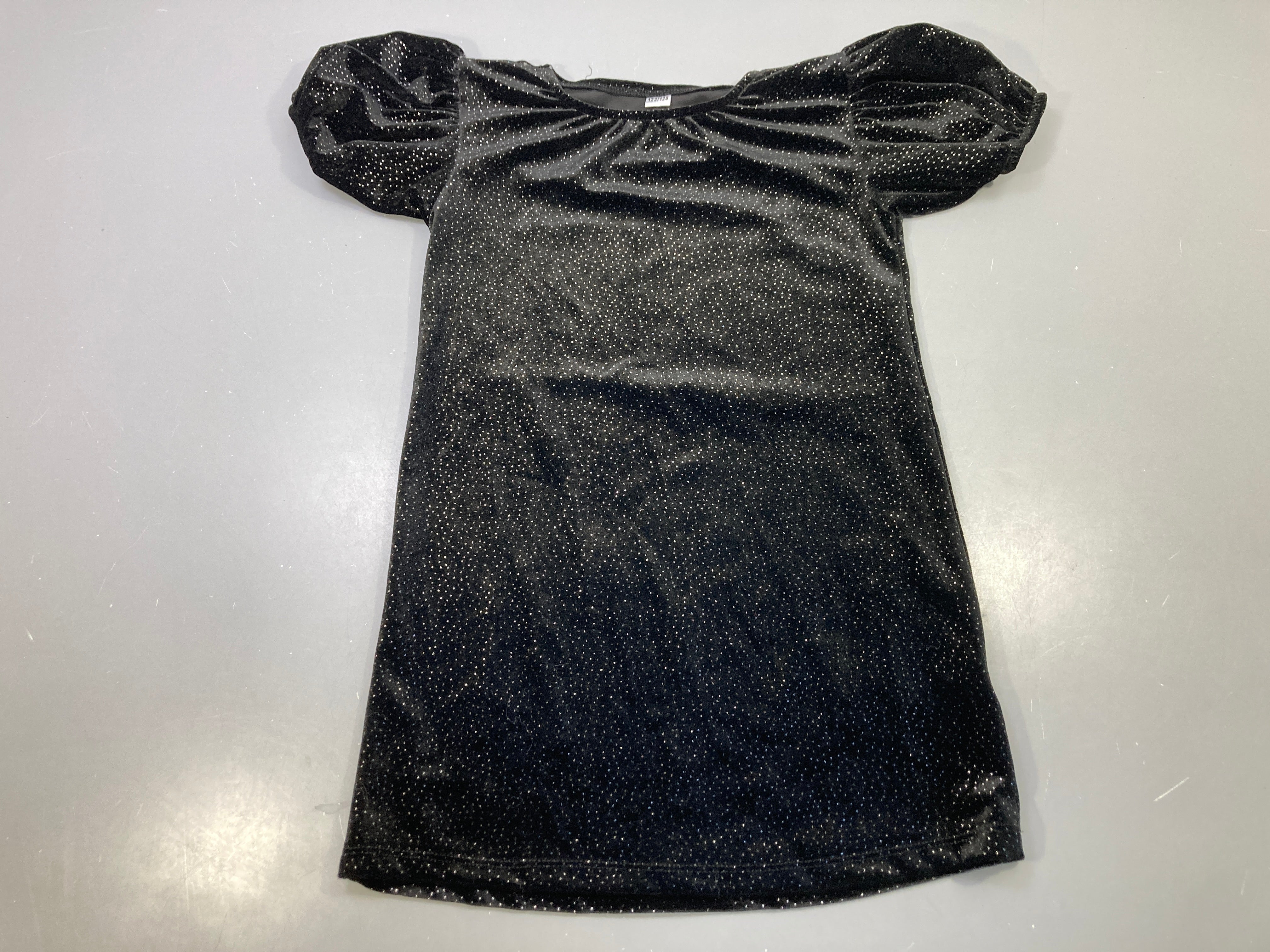 Robe m.c noire velours pailletée argenté, manches bouffantes
