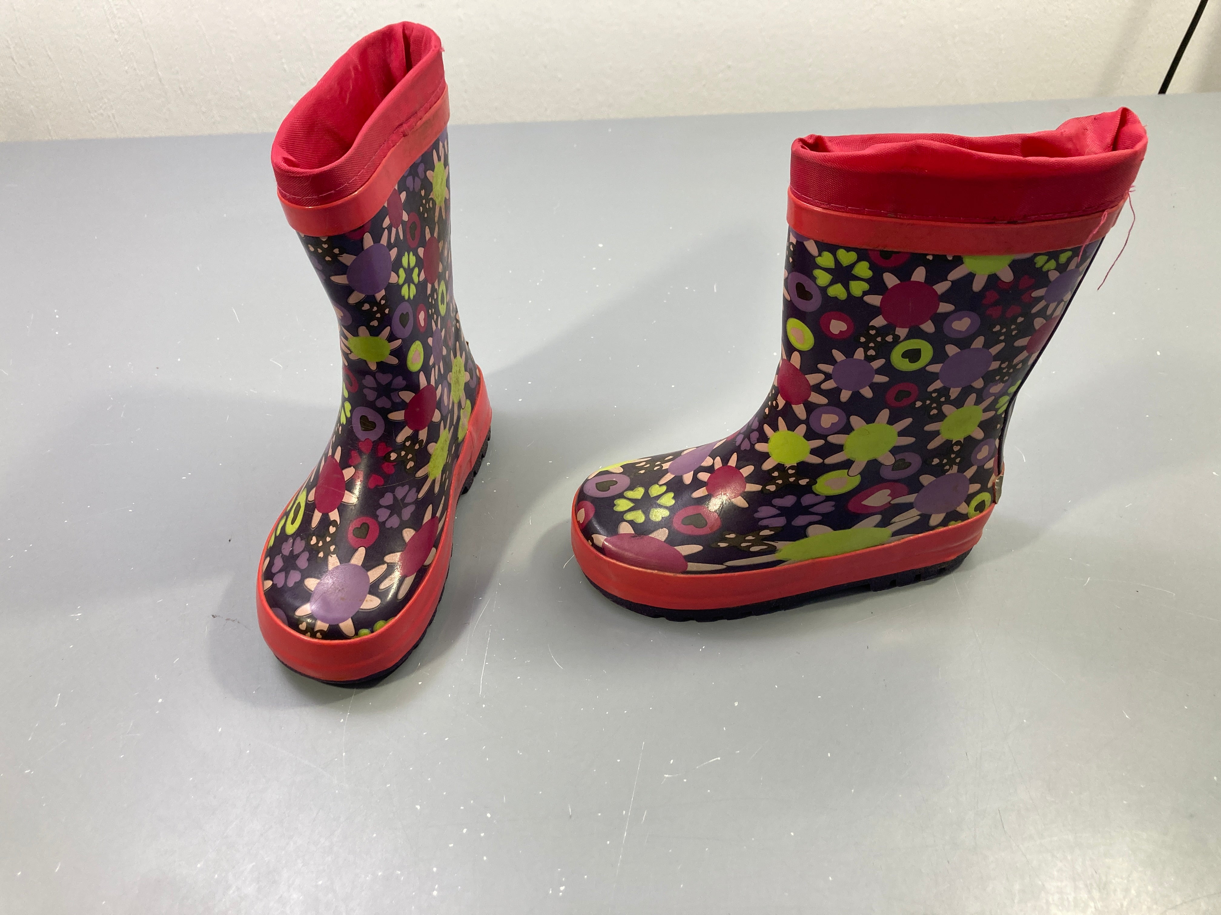 Bottes de pluie violettes fleurs et cœurs, bords rose, col tissu