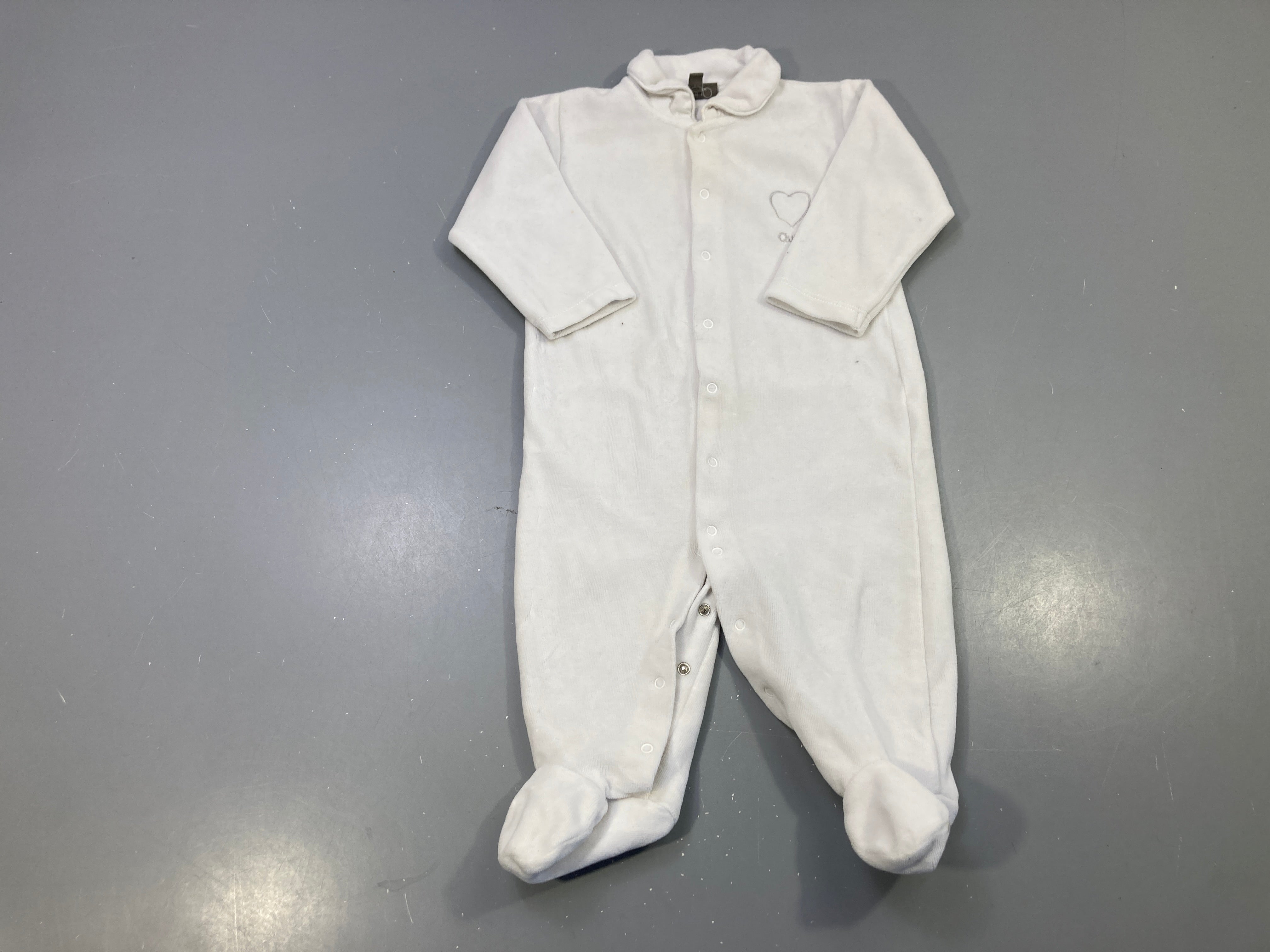 Pyjama velours blanc col claudine, cœur brodé, à pieds