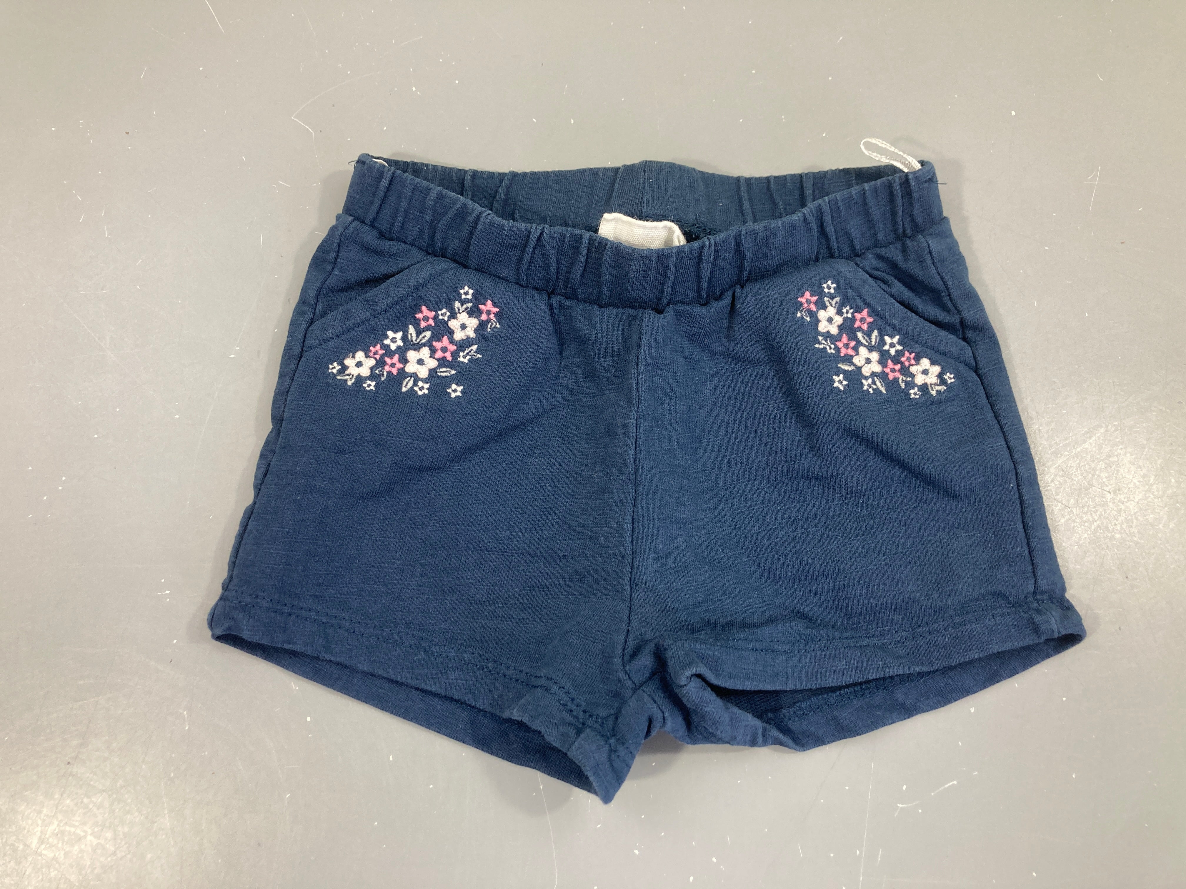 Short molleton bleu marine fleurs brodées