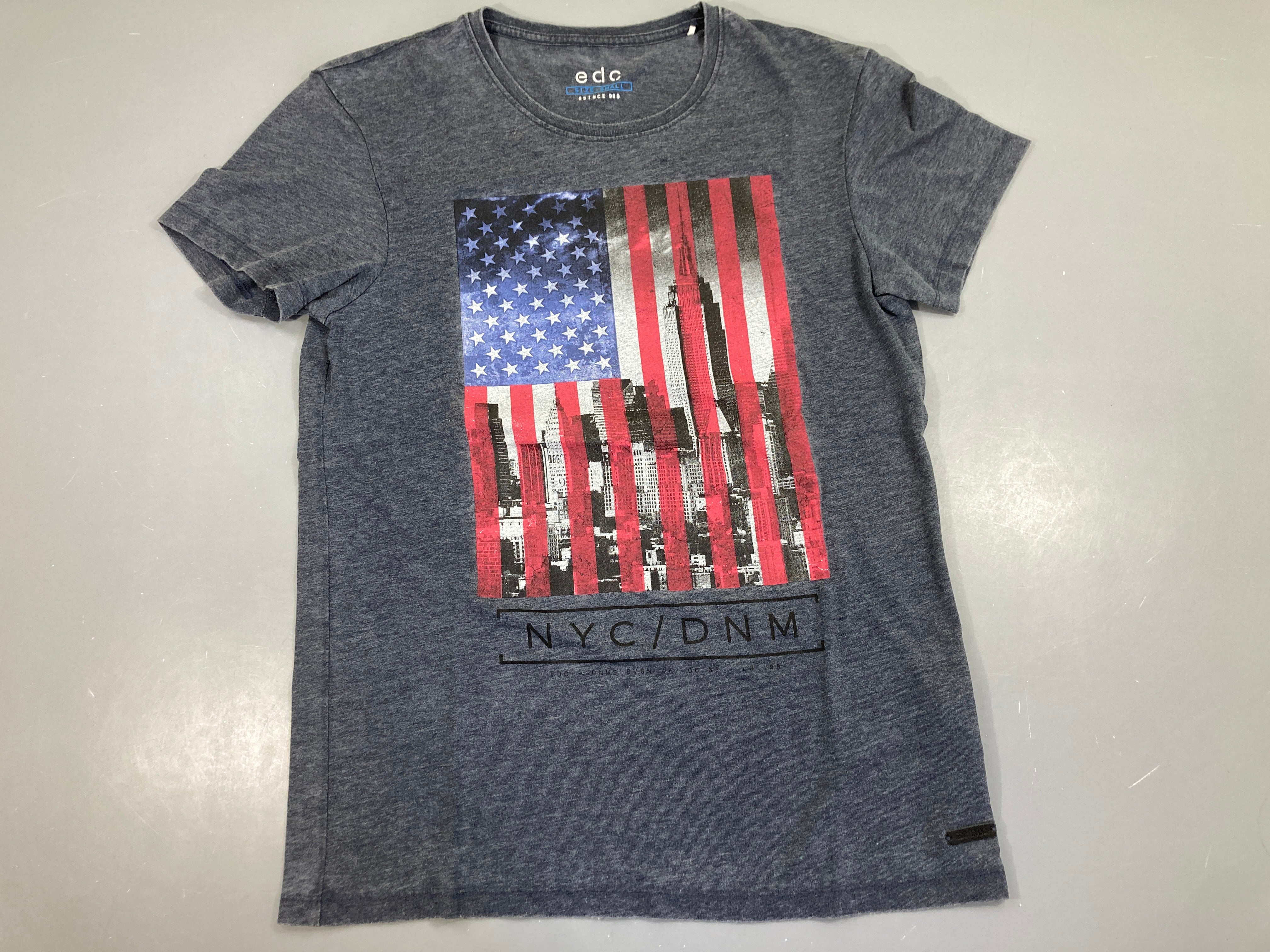 T-shirt m.c bleu chiné drapeau, un peu bouloché