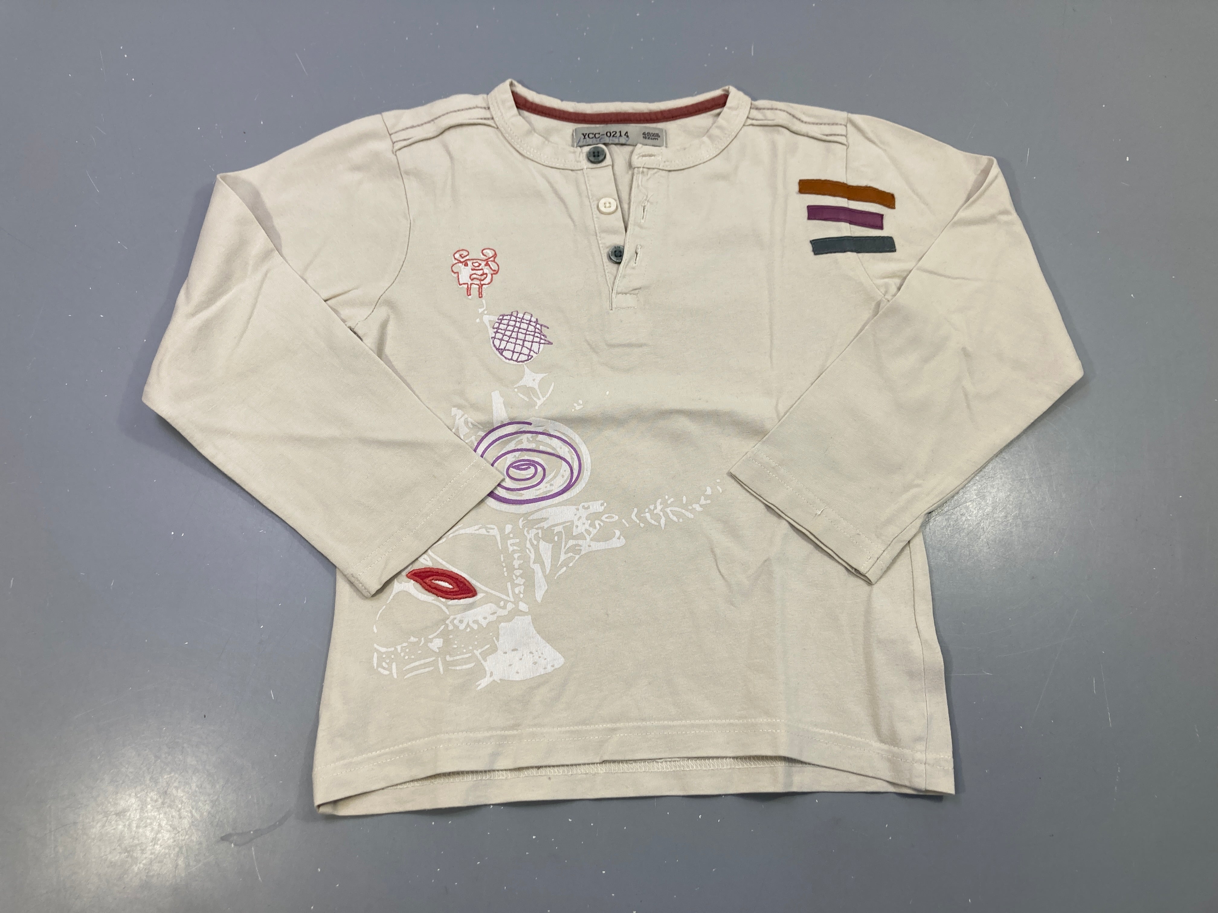 T-shirt m.l beige col tunisien, imprimés et brodés