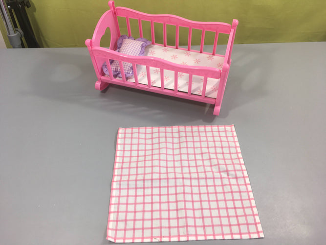 Petit lit bascule rose plastique-fond carton (peu solide) + petit drap et oreiller, moins cher chez Petit Kiwi