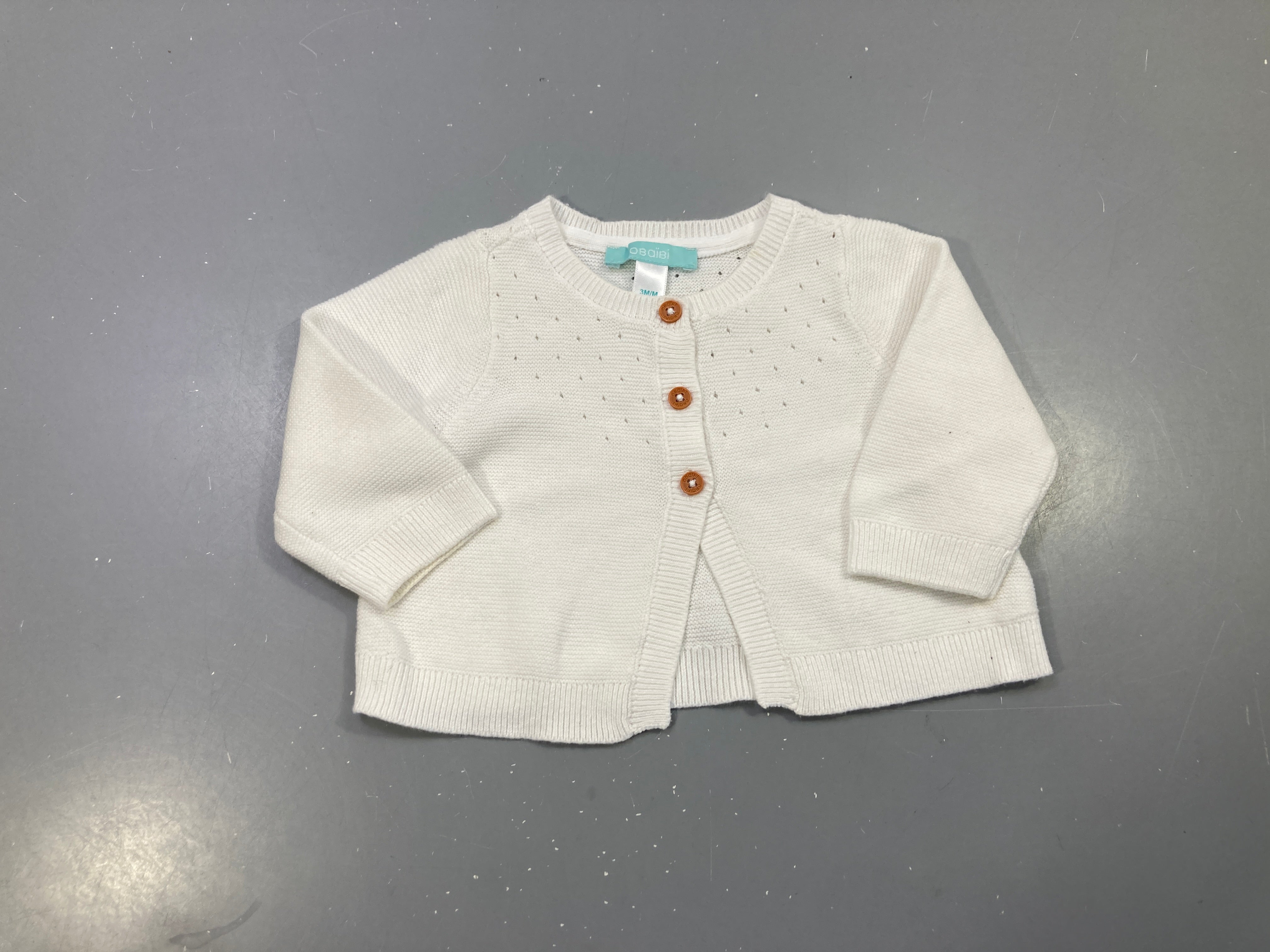 Gilet blanc maille ajourée, boutons
