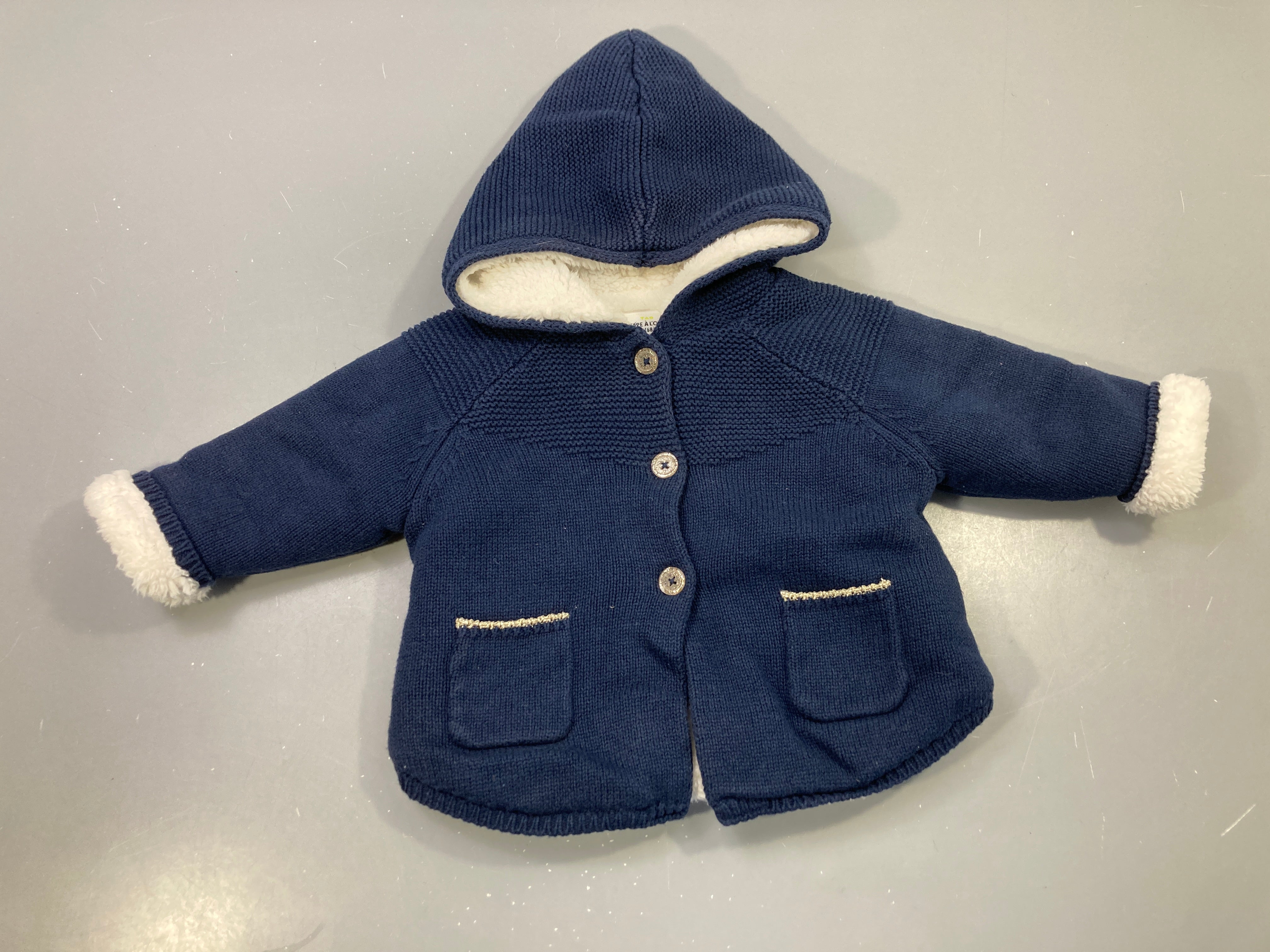 Gilet bleu marine maille capuche, doublure sherpa écru, poches fil doré