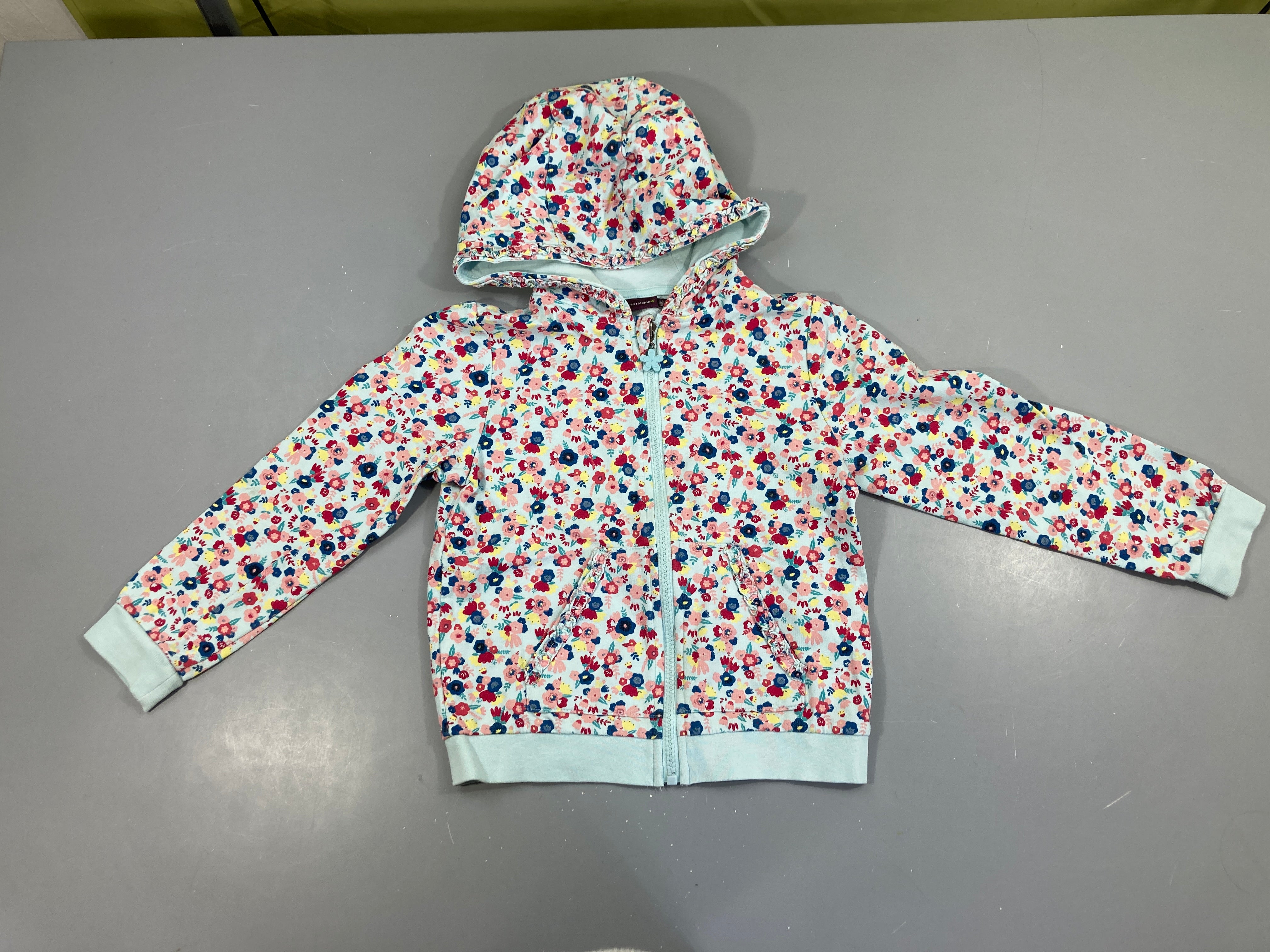 Sweat bleu fleuri à capuche