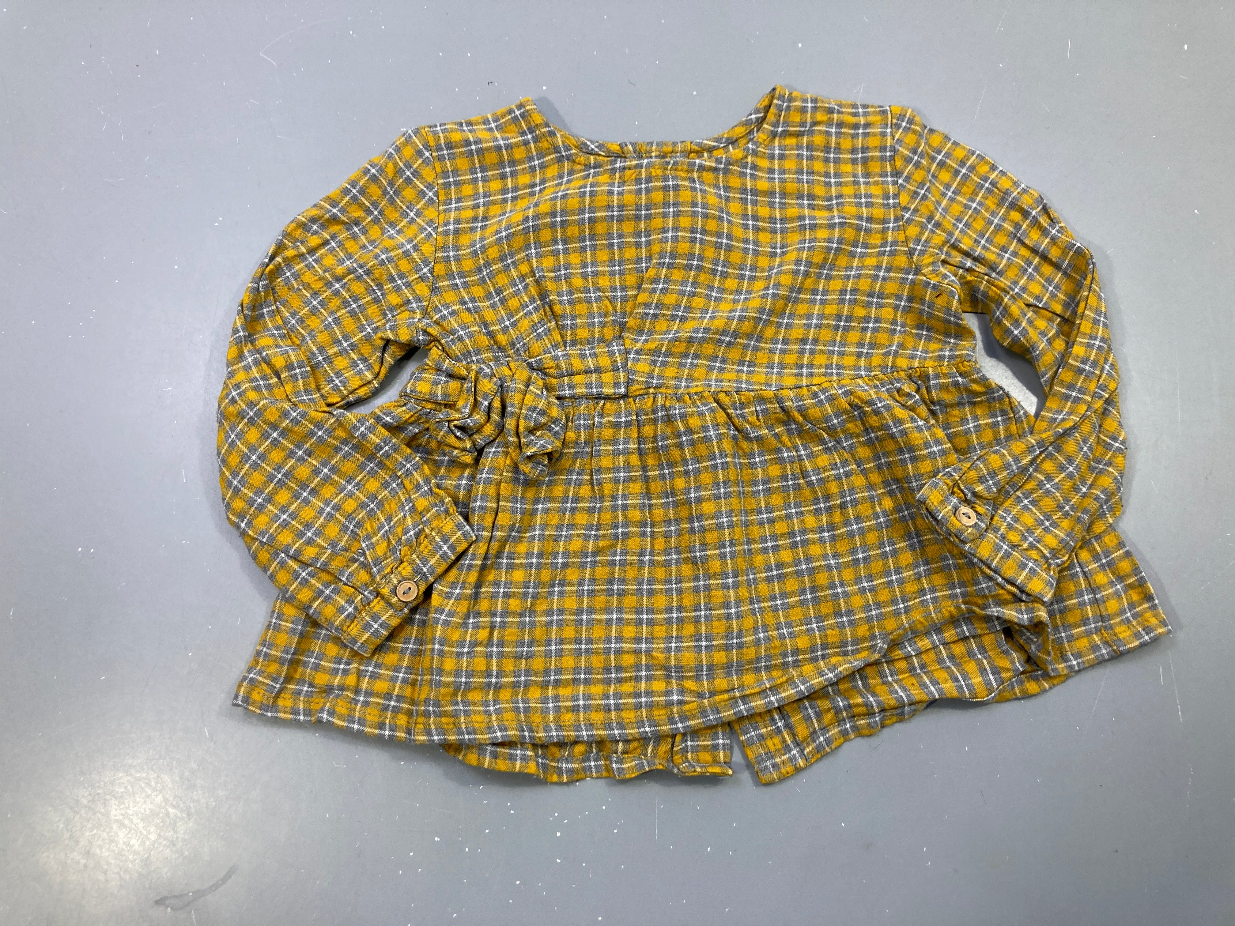 Blouse m.l moutarde et grise à carreaux, nœud à la taille, basque froncée