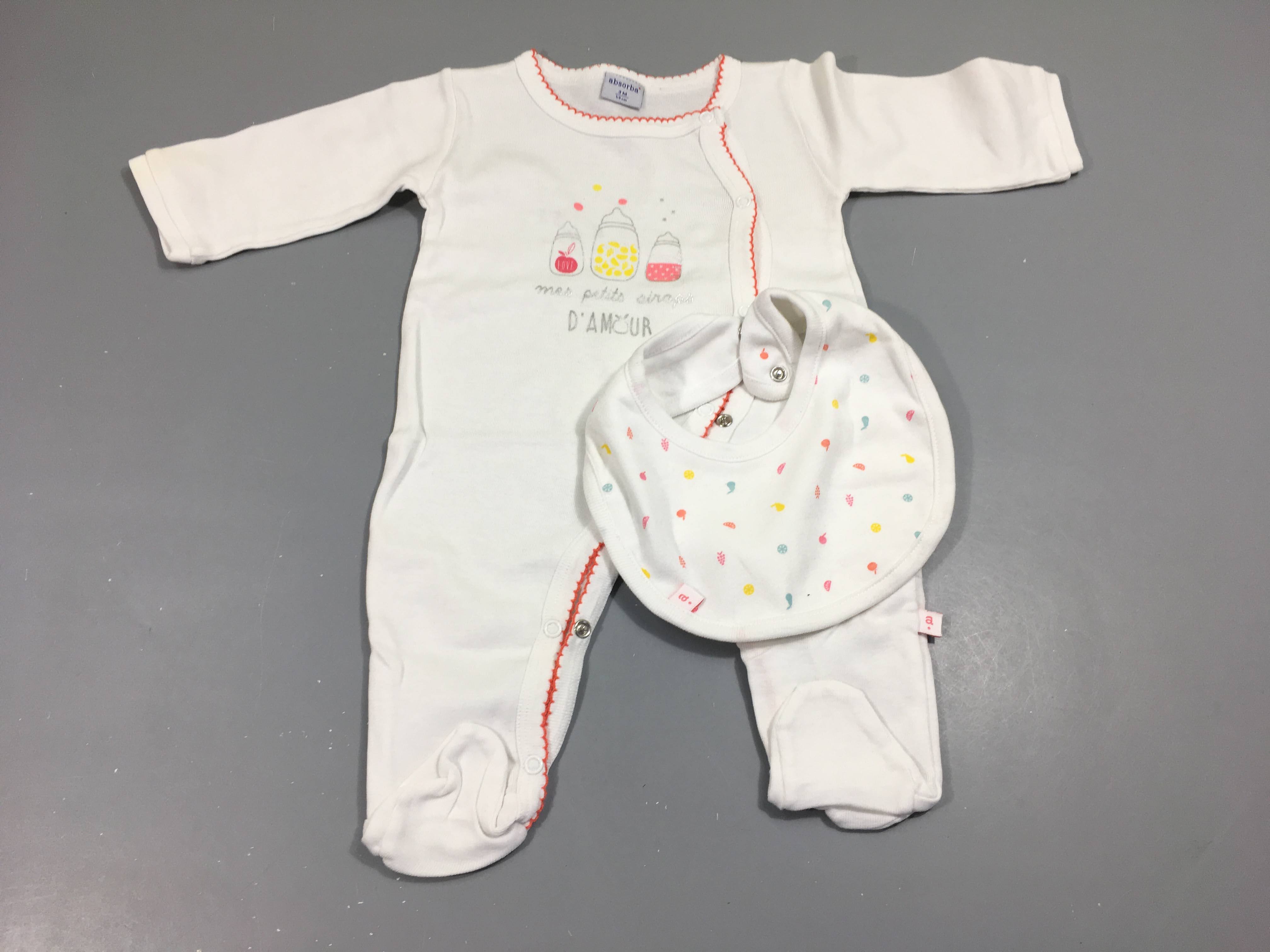 Pyjama jersey blanc , biberons + bavoir assorti