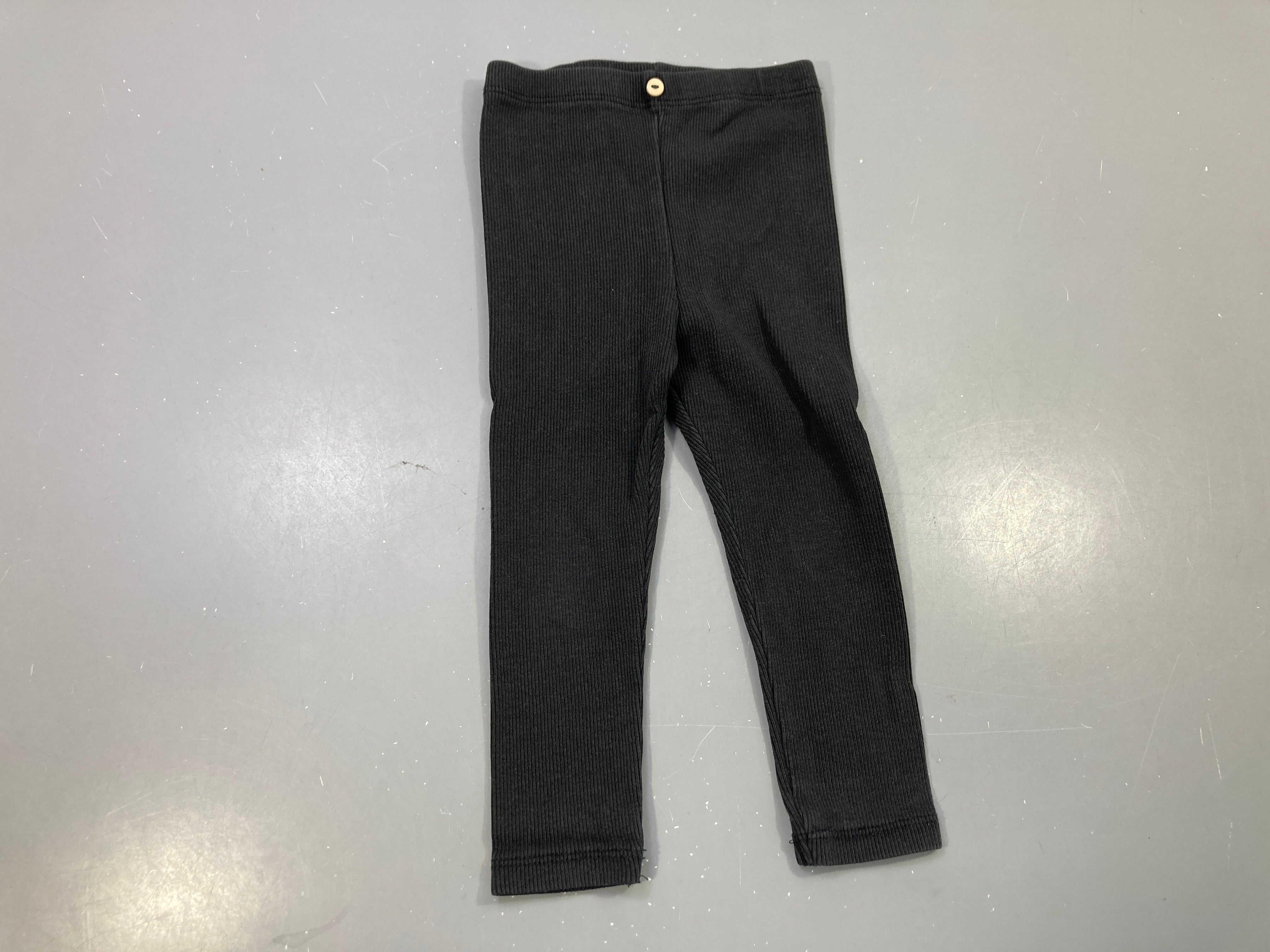 Legging noir côtelé, bouton à la taille