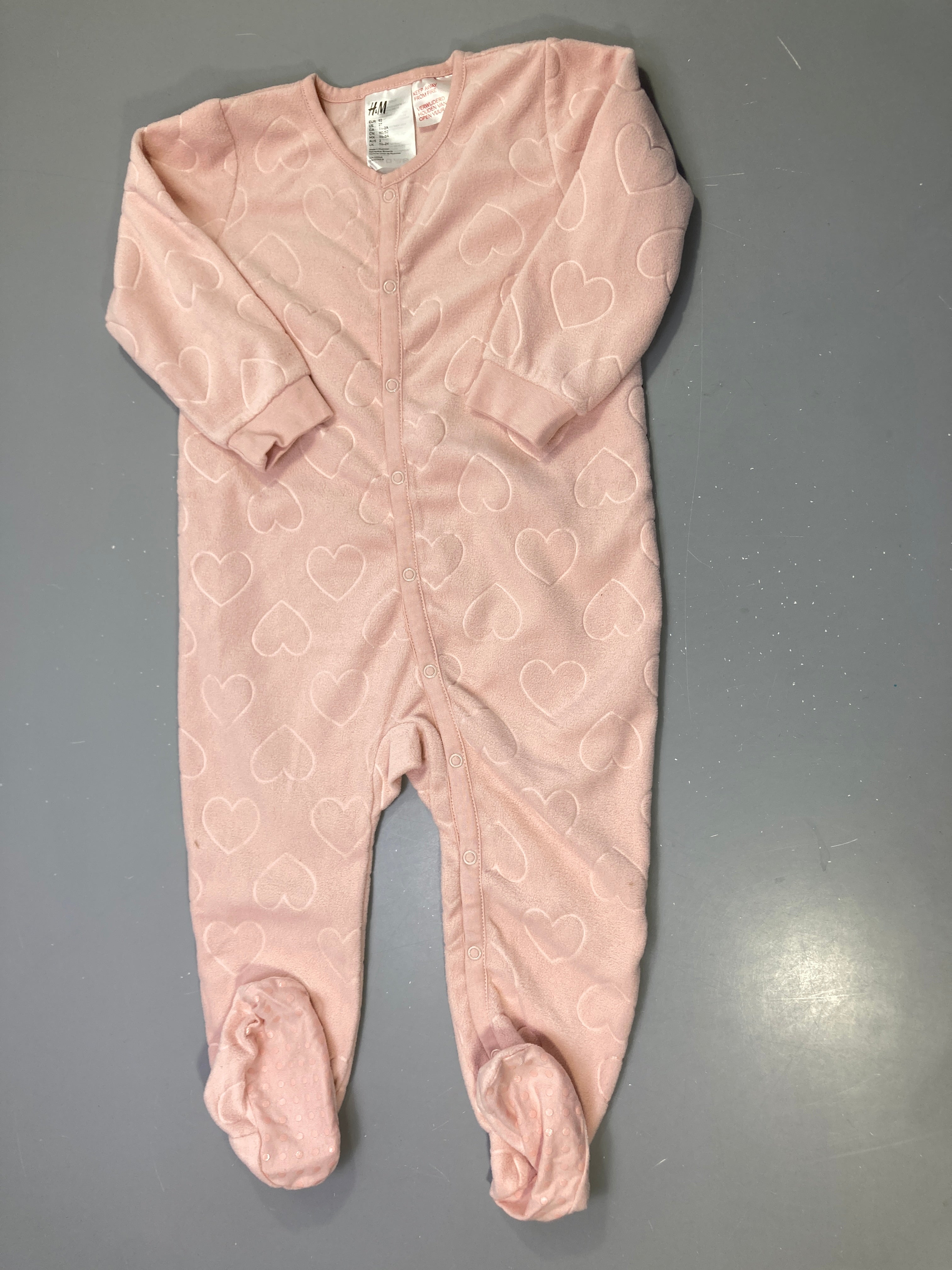 Pyjama polaire rose pâle cœurs en relief, pieds antidérapants