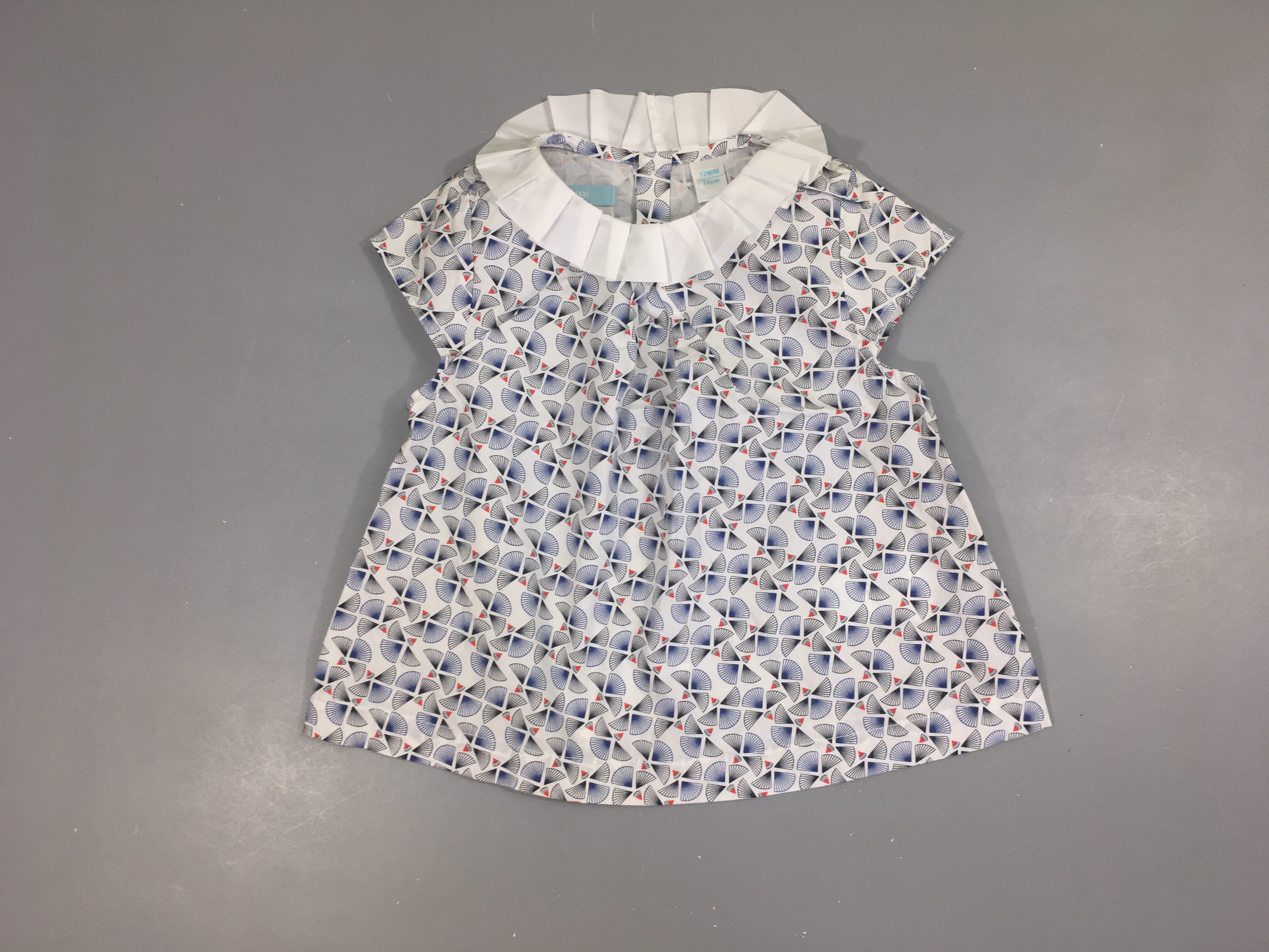 Blouse m.c blanc formes géométrique bleue-rouge Col blanc