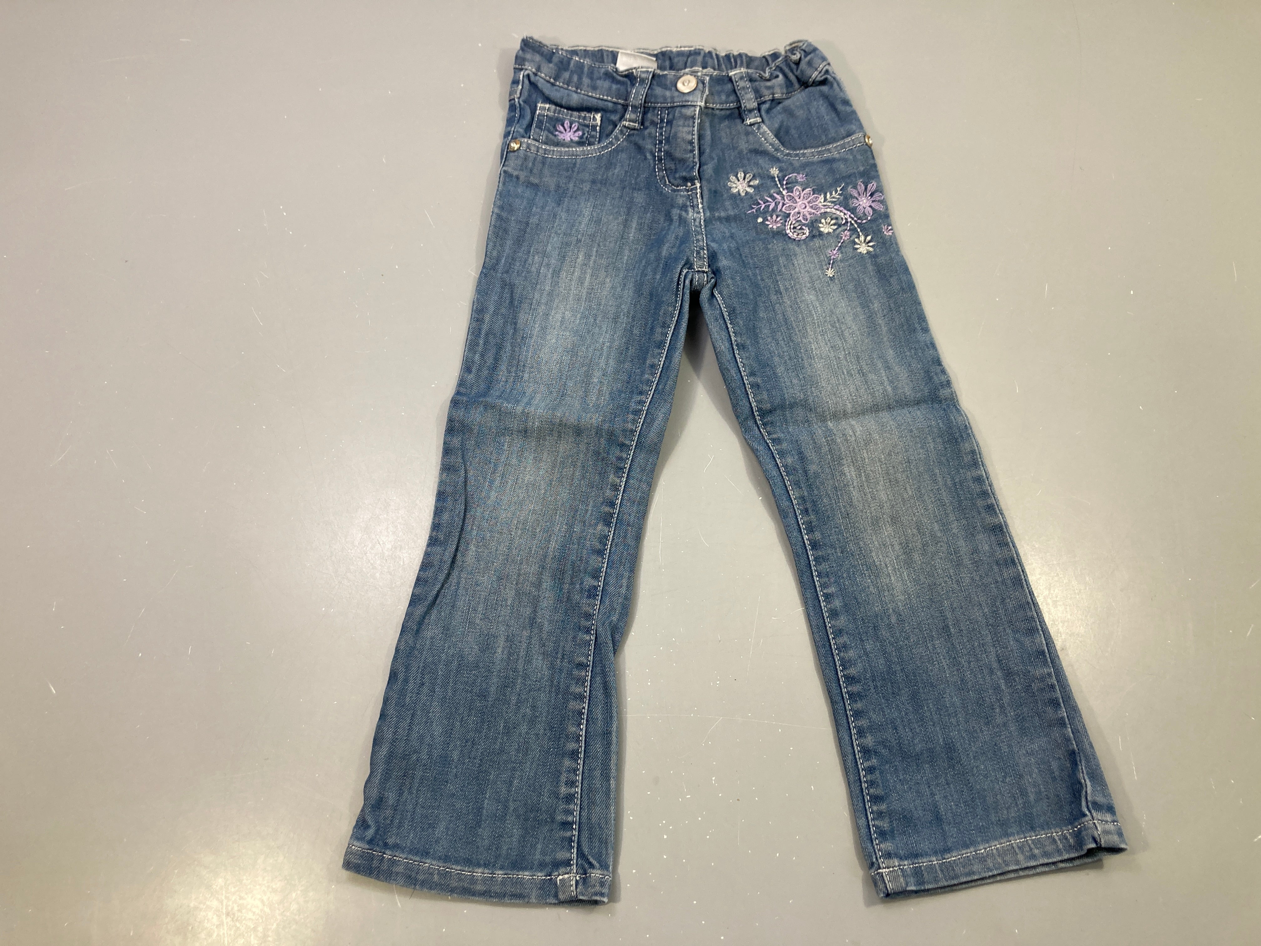 Jeans ean évasé, broderies fleurs violettes, taille réglable