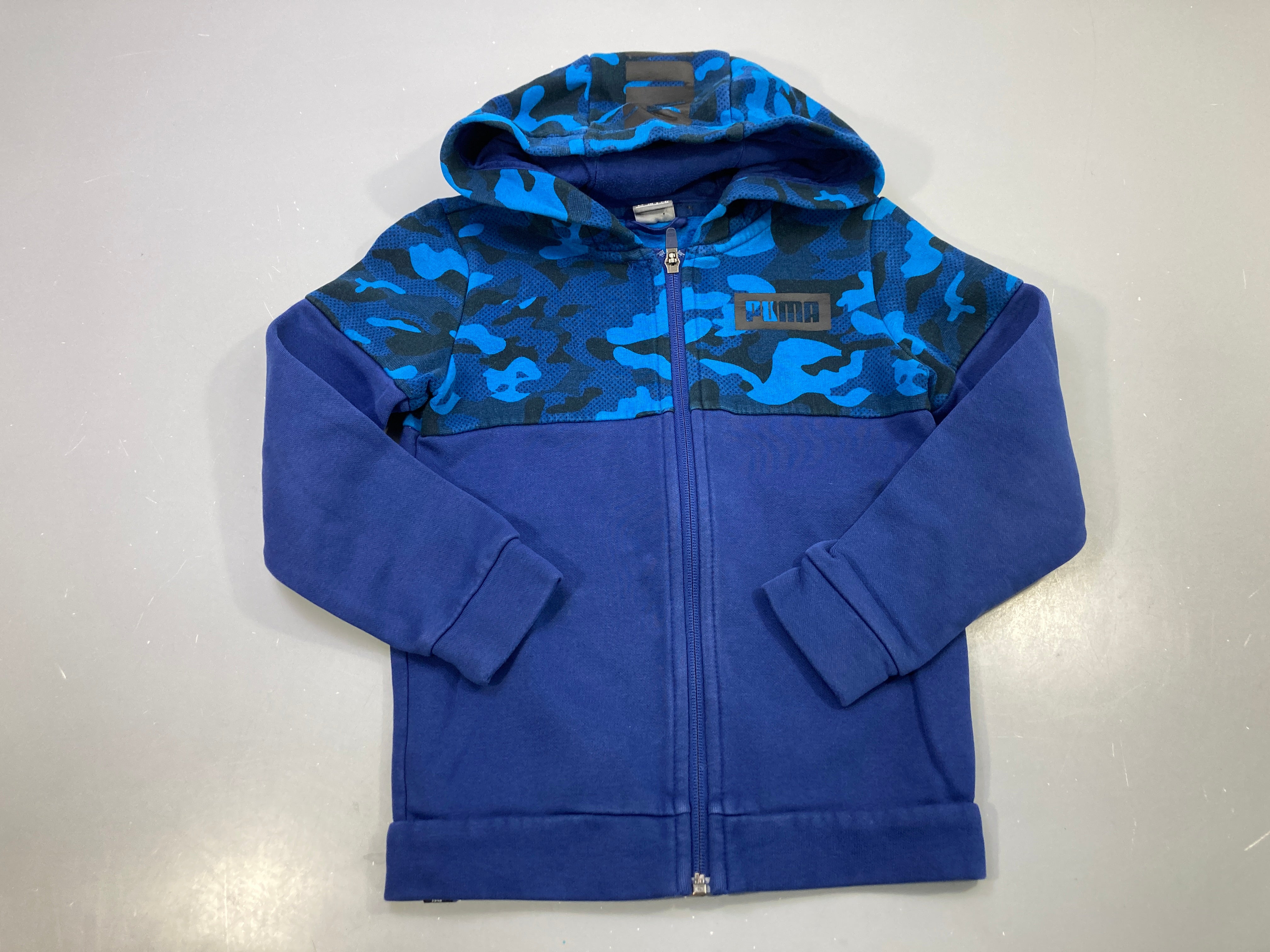 Sweat zippé capuche bleu marine, empiècement camouflage bleu