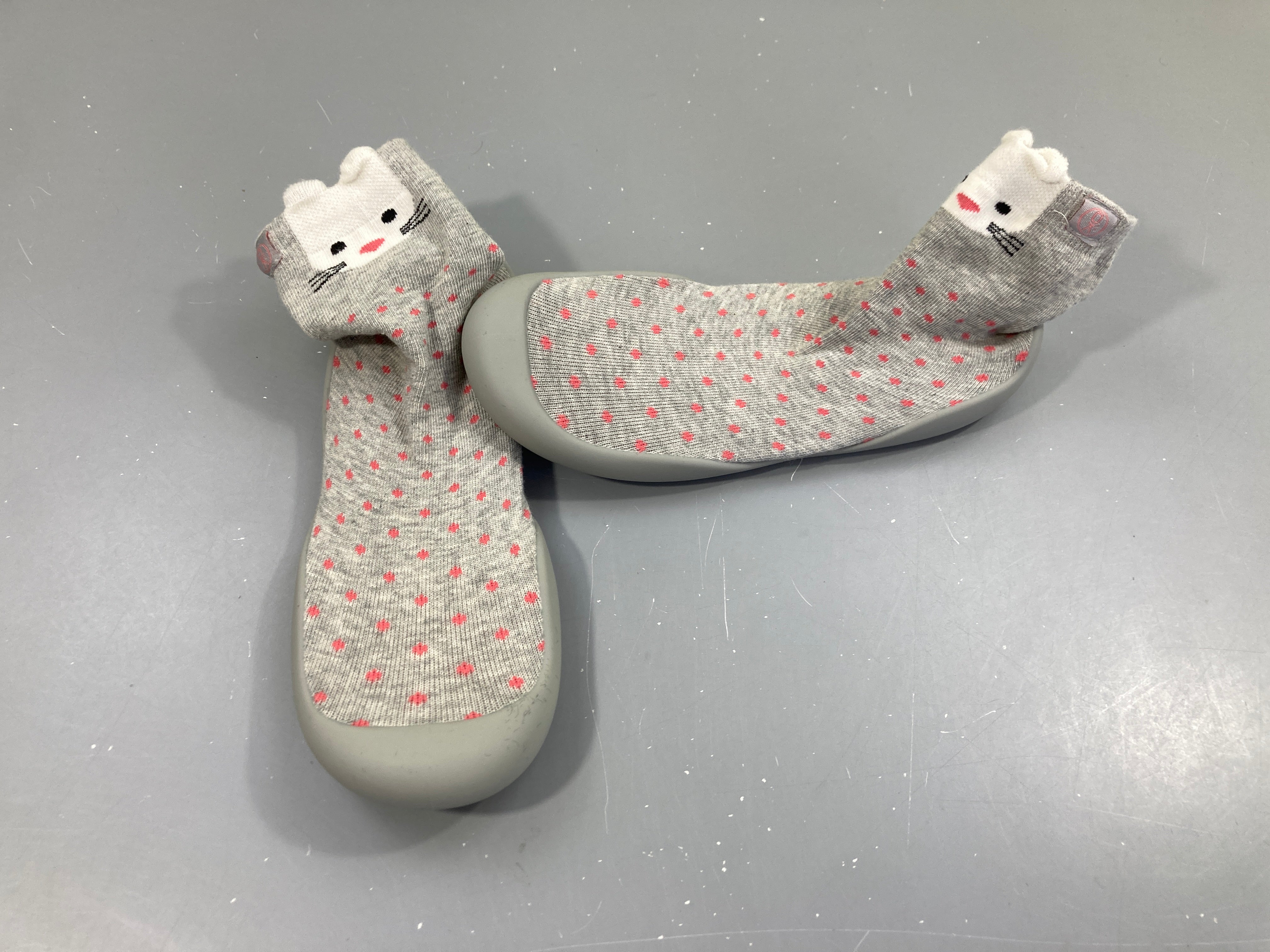 NEUF pantoufles chaussettes grises pois, 32-33