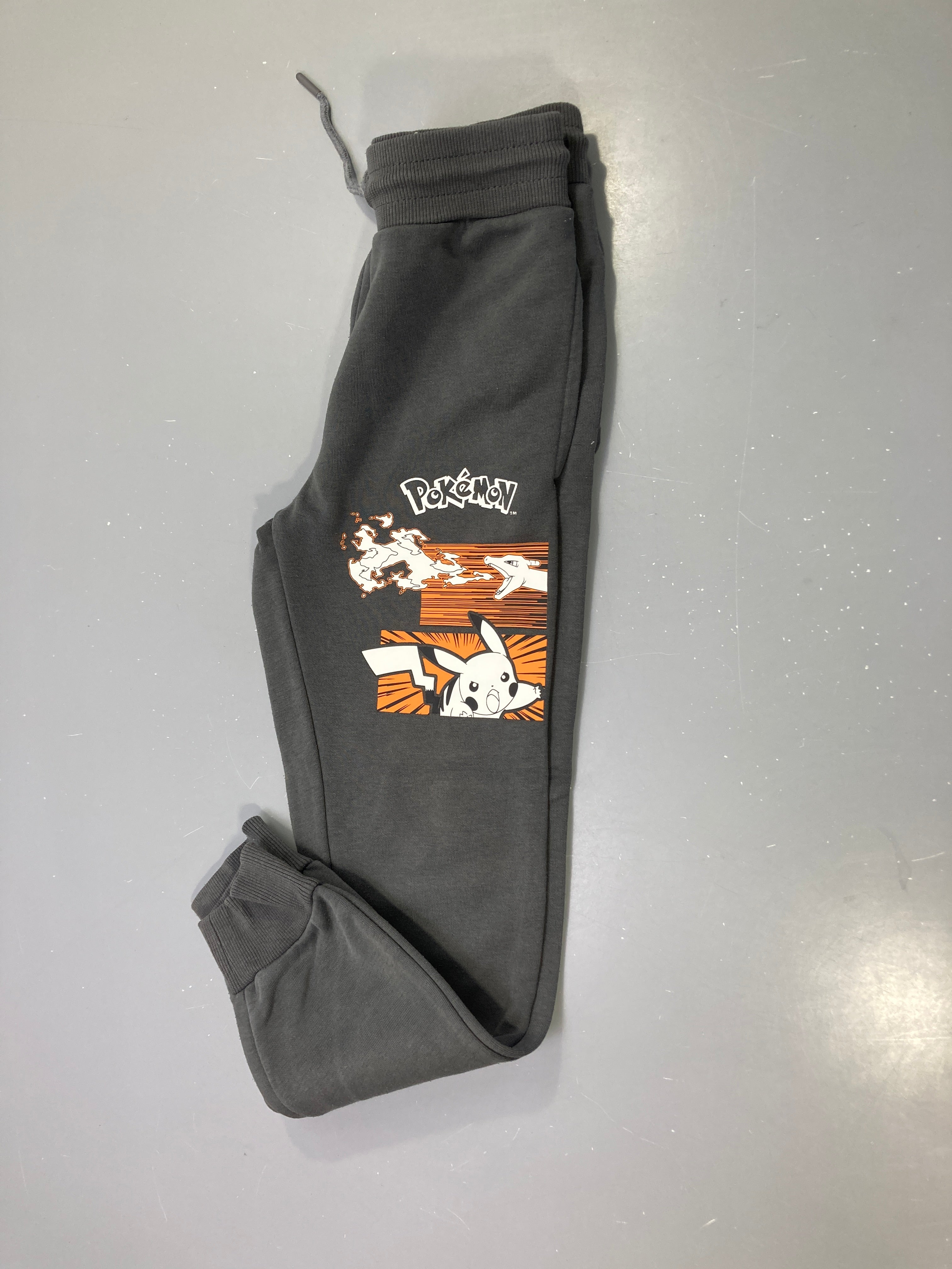 Pantalon jogging gris anthracite molleton, imprimé Pokémon Pikachu et Dracaufeu Bouloché