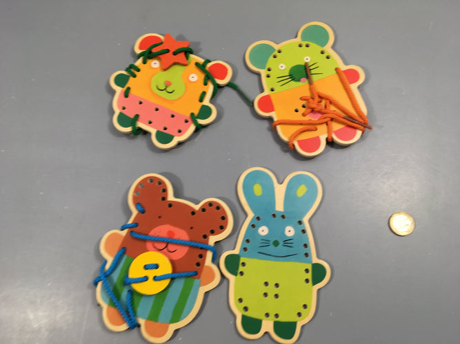 Doudou laçage en bois, 2+ manque 1 lacet, moins cher chez Petit Kiwi