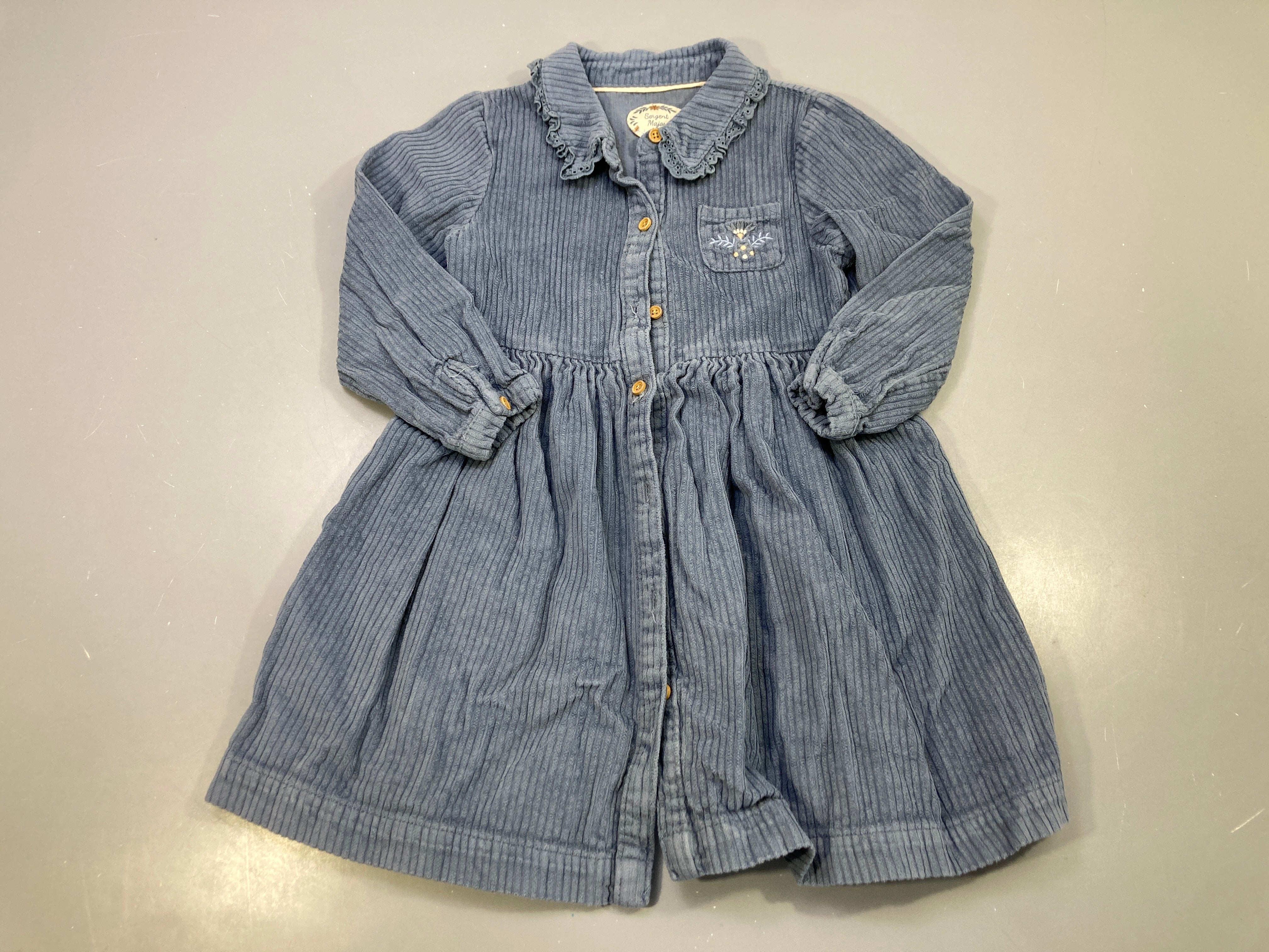 Robe m.l bleu gris velours côtelé, col claudine broderie anglaise, poche brodée, boutons bois