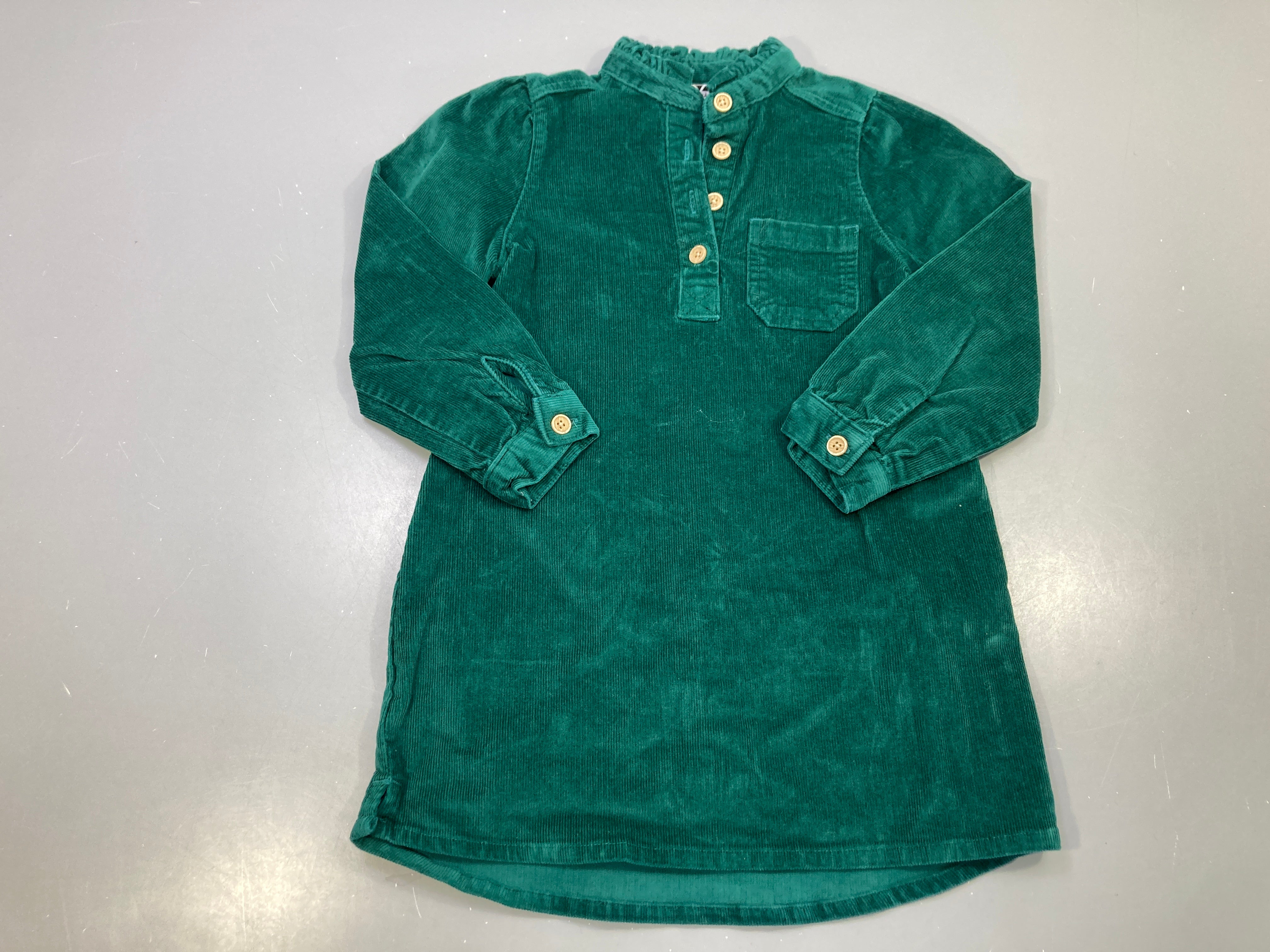 Robe m.l vert sapin velours côtelé, col montant froncé, boutons, poche poitrine