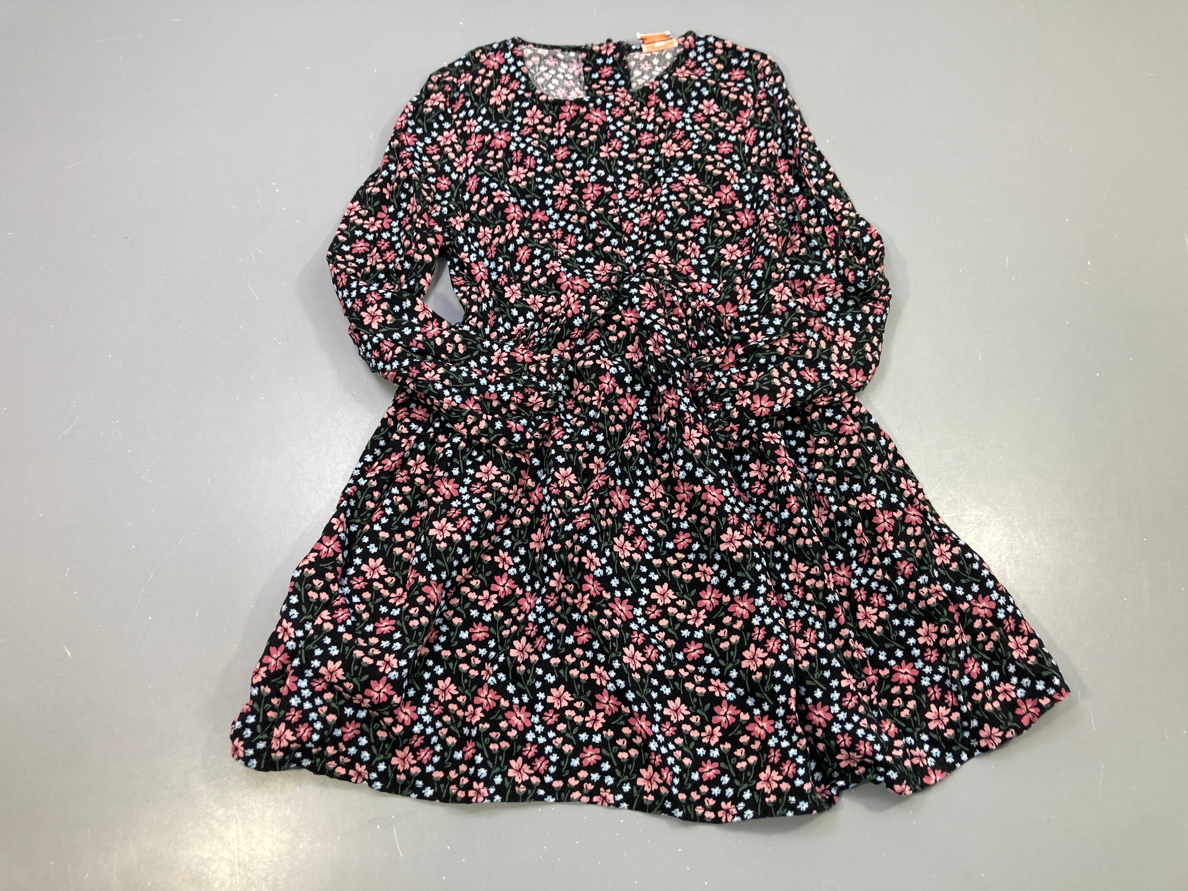 Robe m.l noire fleurie rose et bleu ciel, taille froncée