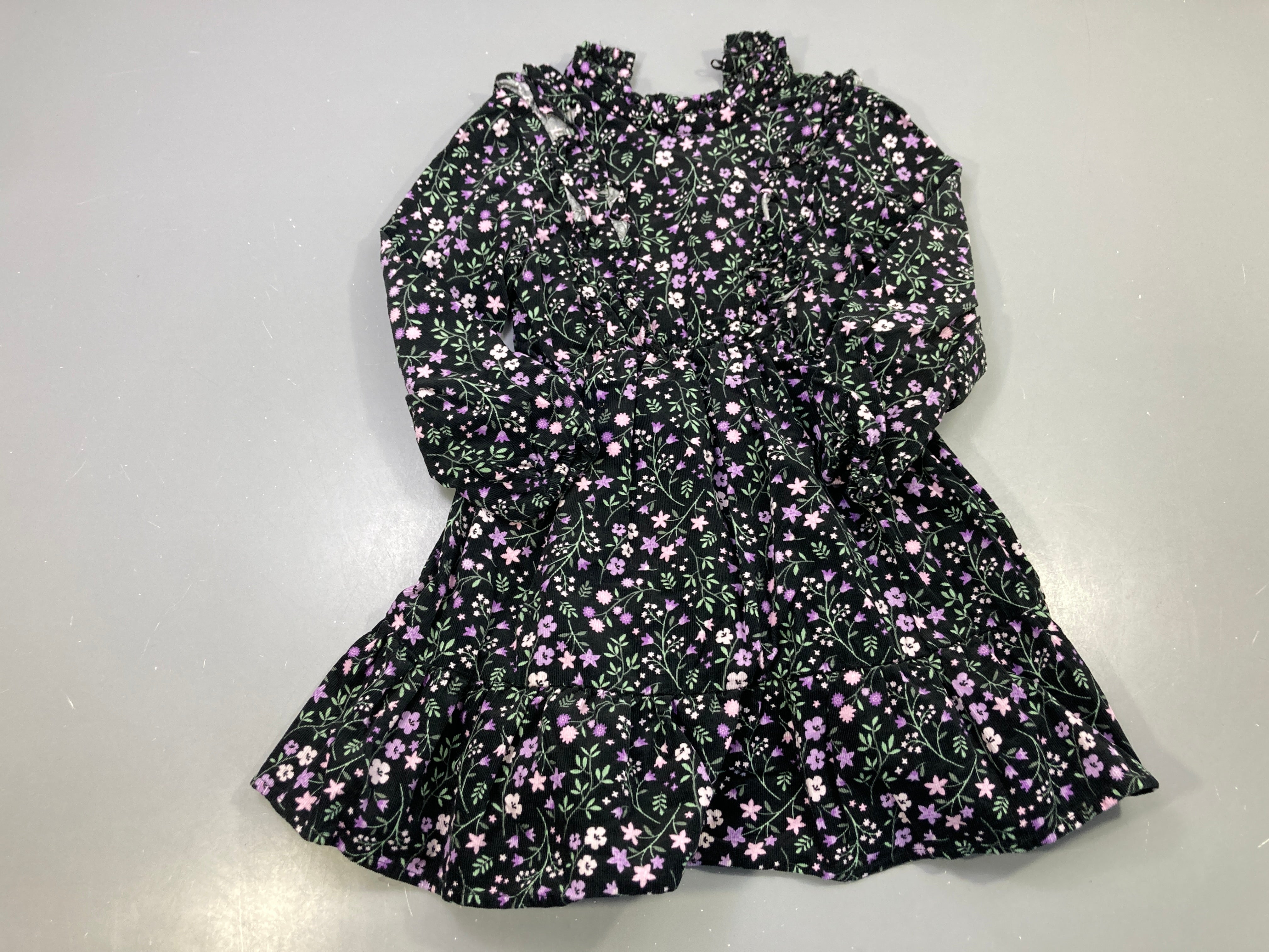 Robe m.l noire fleurie mauve et rose velours côtelé, épaules dénudées, volants