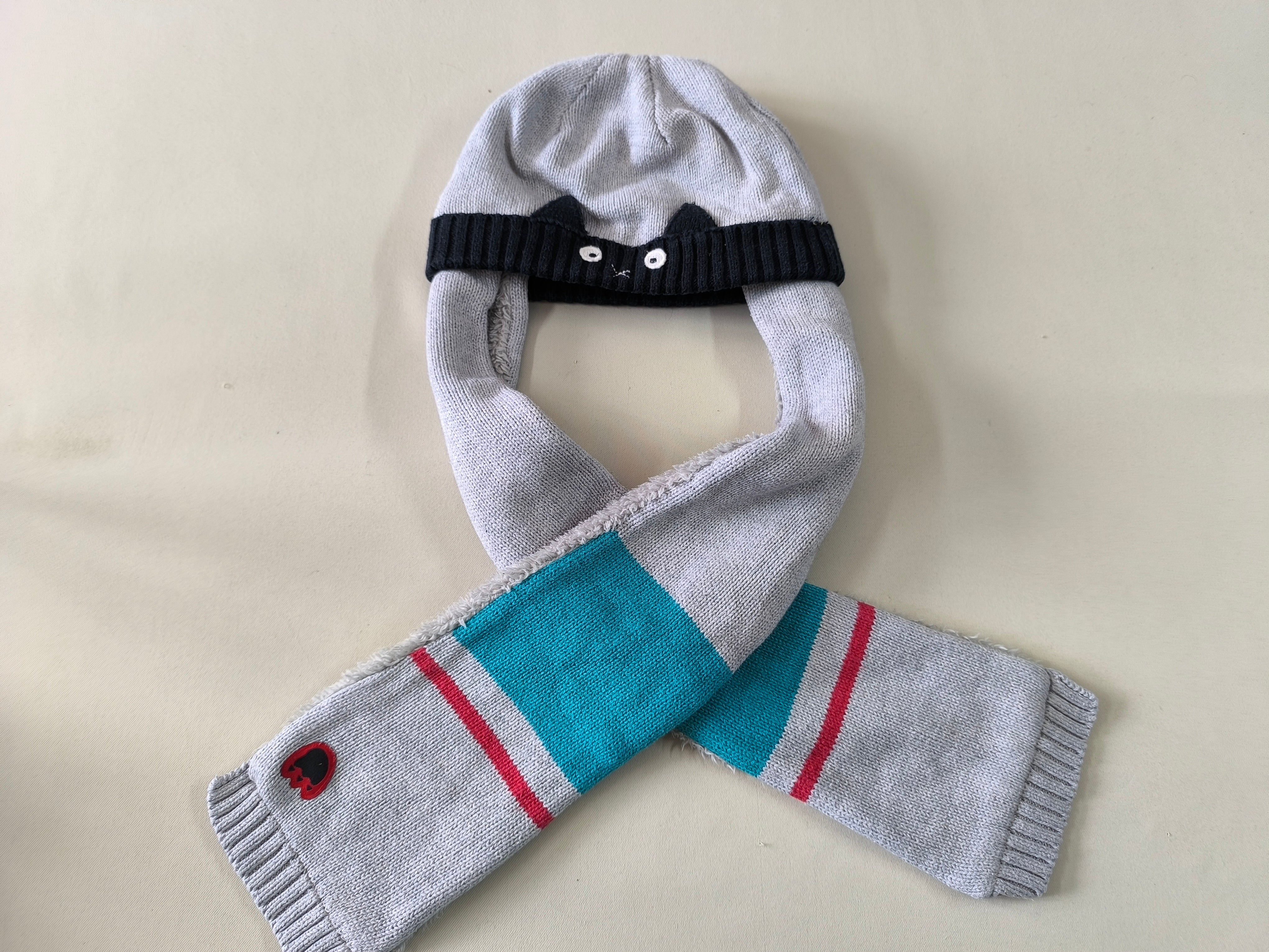 Bonnet avec écharpe intégrée gris/noir/turquoise, 47 cm