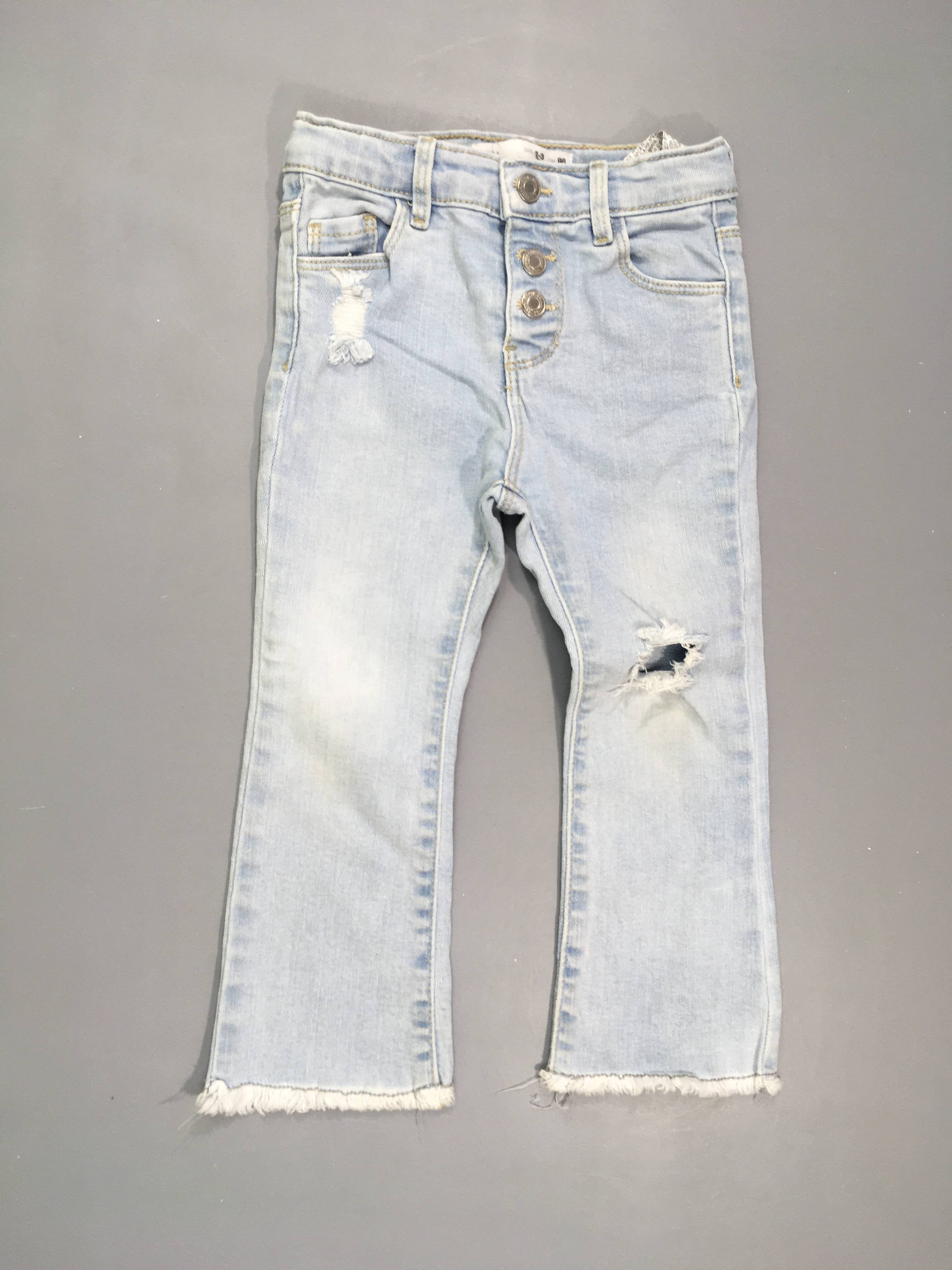 Jeans clair effet déchiré souillé genou gauche