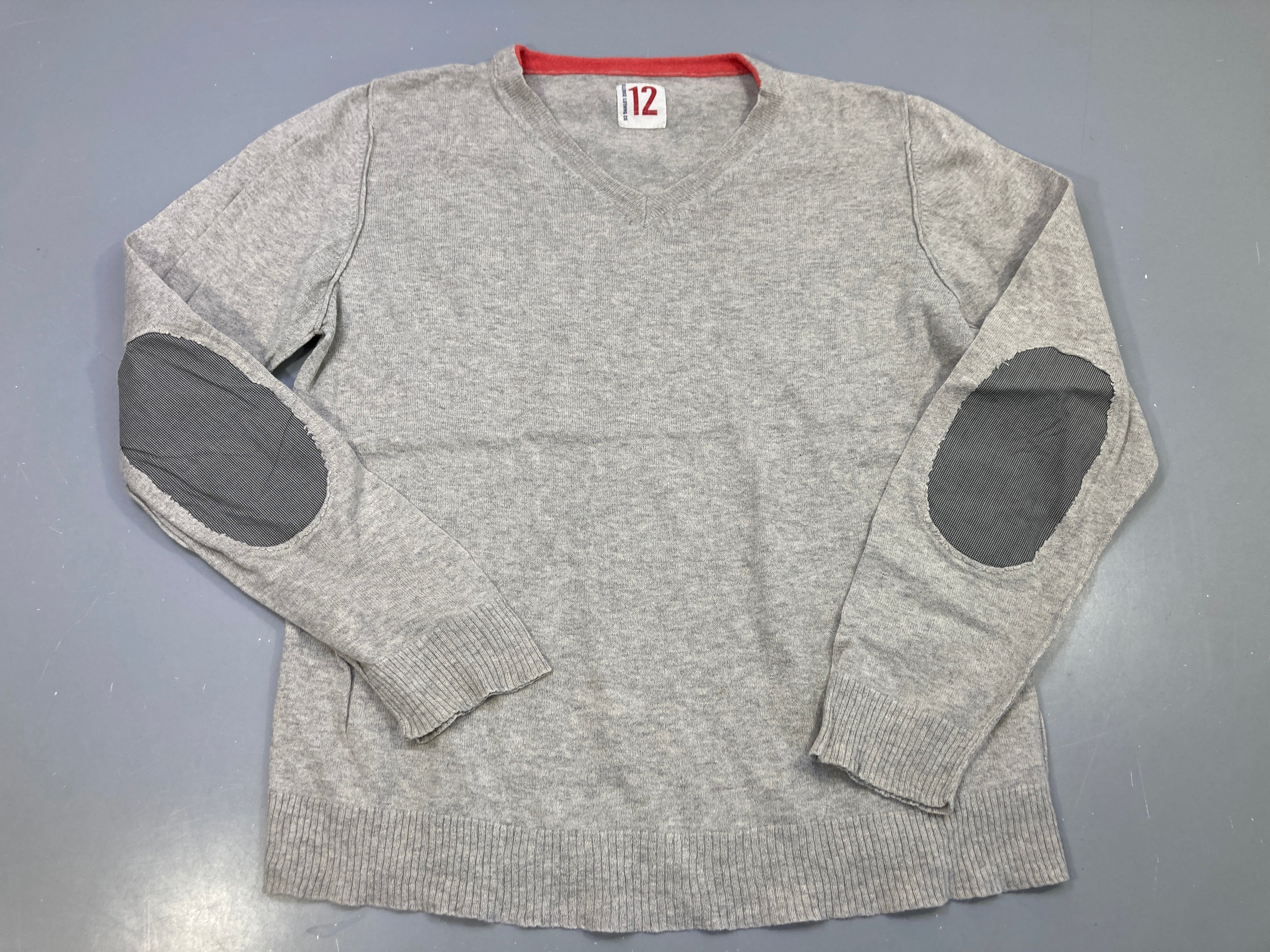 Pull gris chiné col V, coudières grises, liseré rouge encolure Dentendu bas