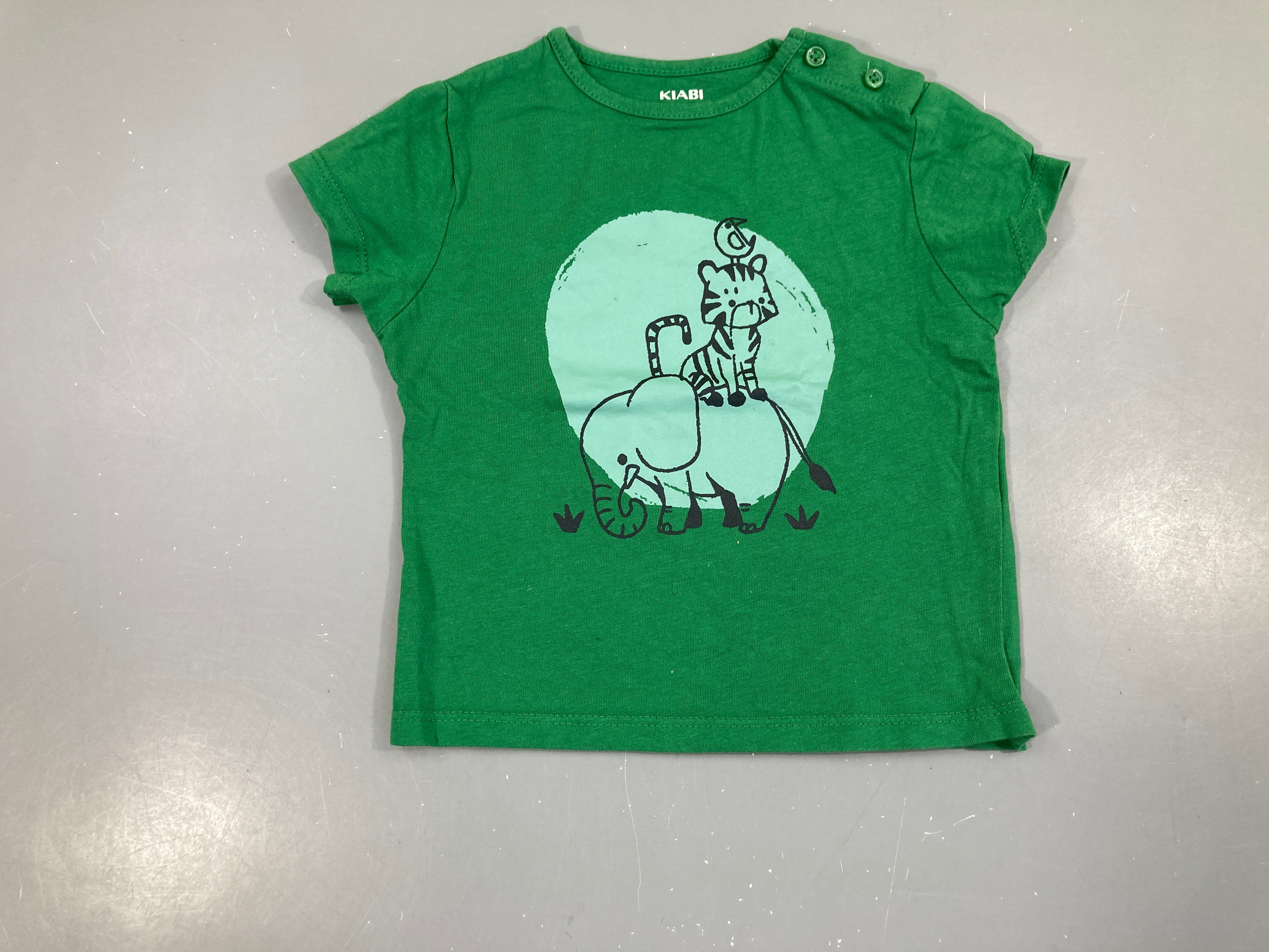 T-shirt m.c vert animaux, un peu bouloché