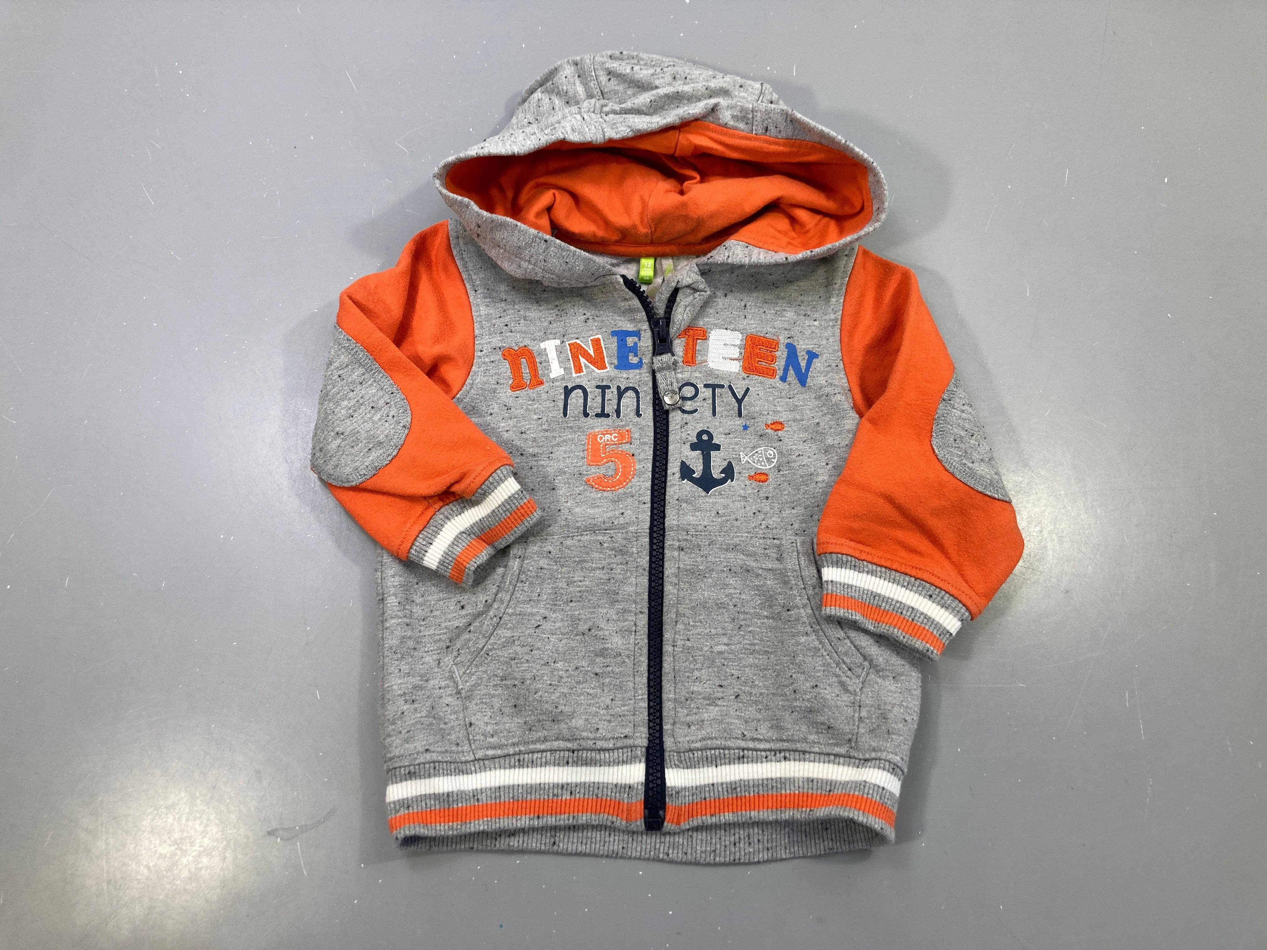 Sweat zippé capuche gris chiné et orange, ancre, nineteen ninety 5, bouloché