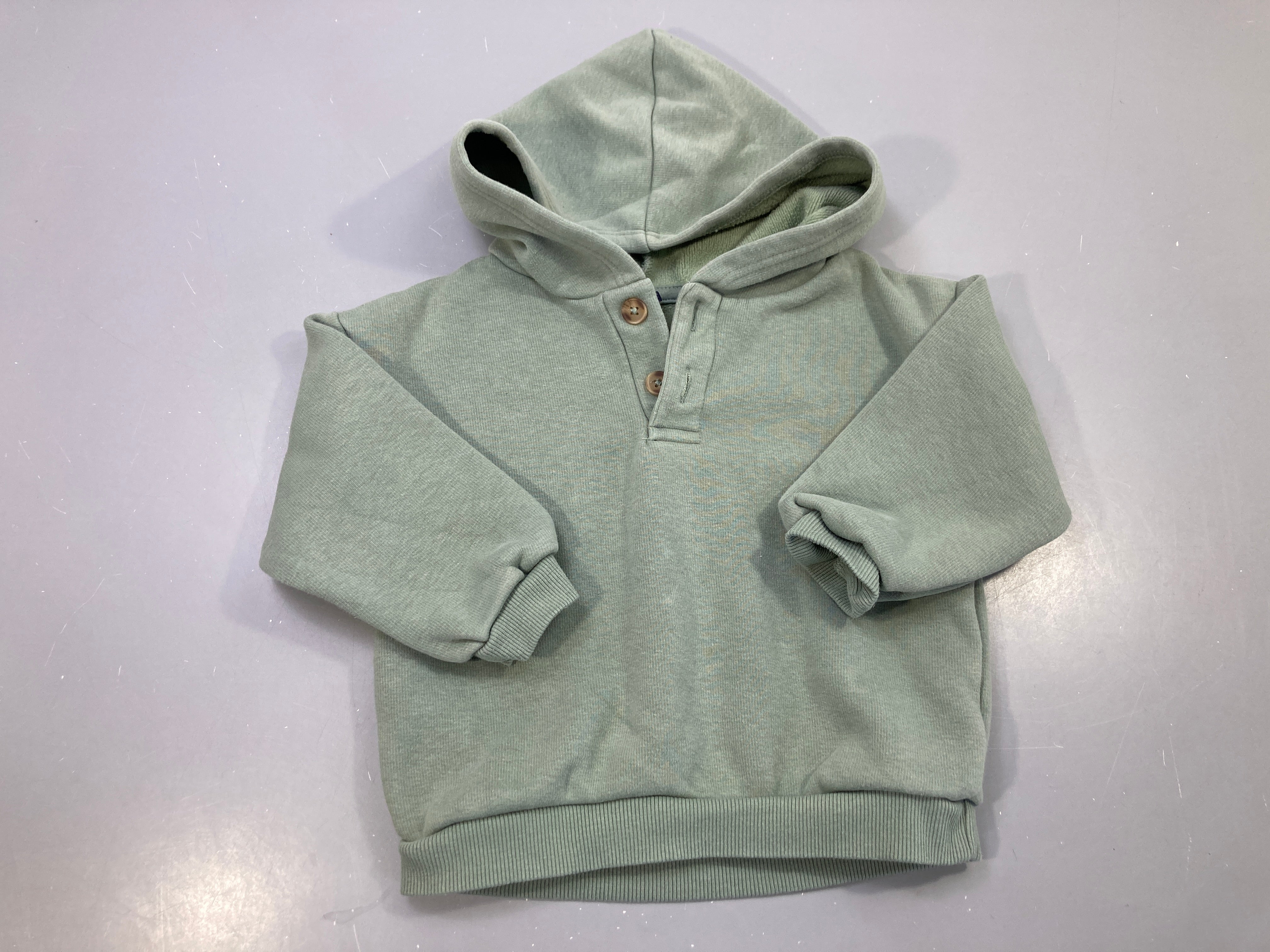 Sweat capuche vert sauge molleton, col boutonné, un peu bouloché