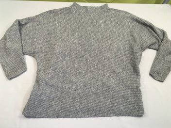 Pull gris chiné côtes, un peu bouloché, taille M