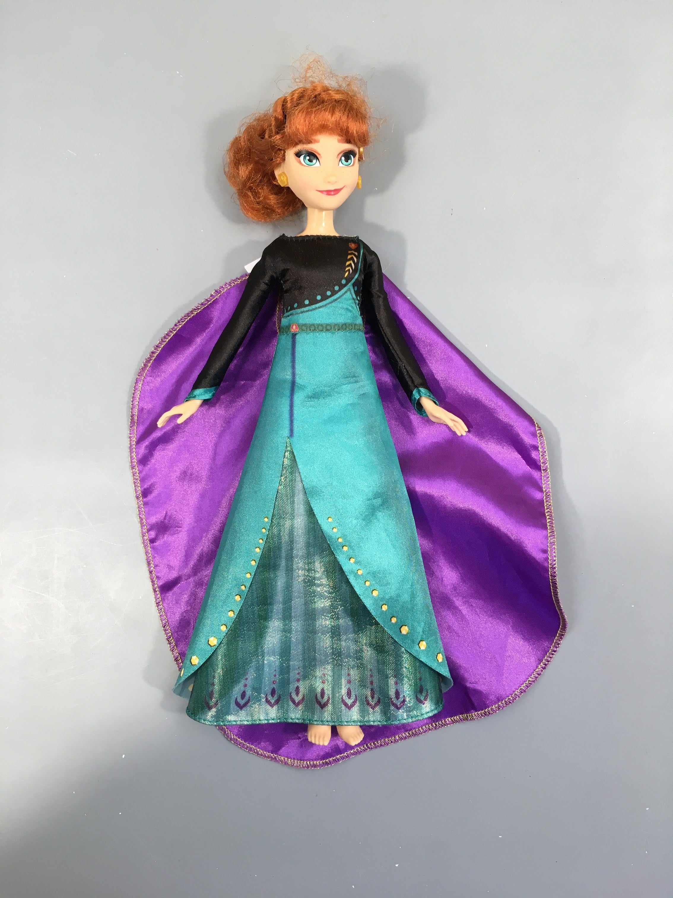 Poupée Anna-Chantante en français