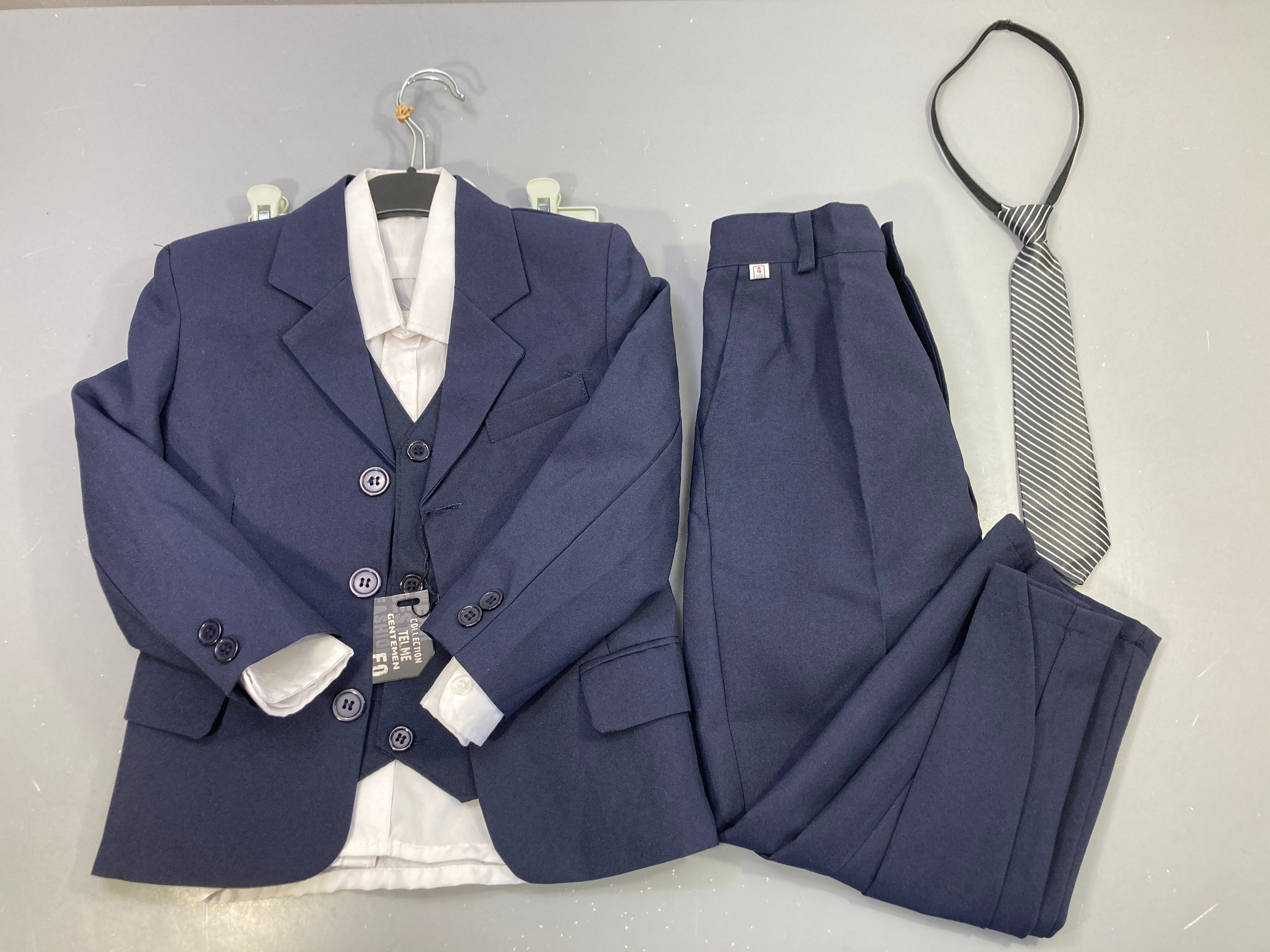 Costume 5pcs bleu marine, veste, gilet, chemise blanche, pantalon, cravate