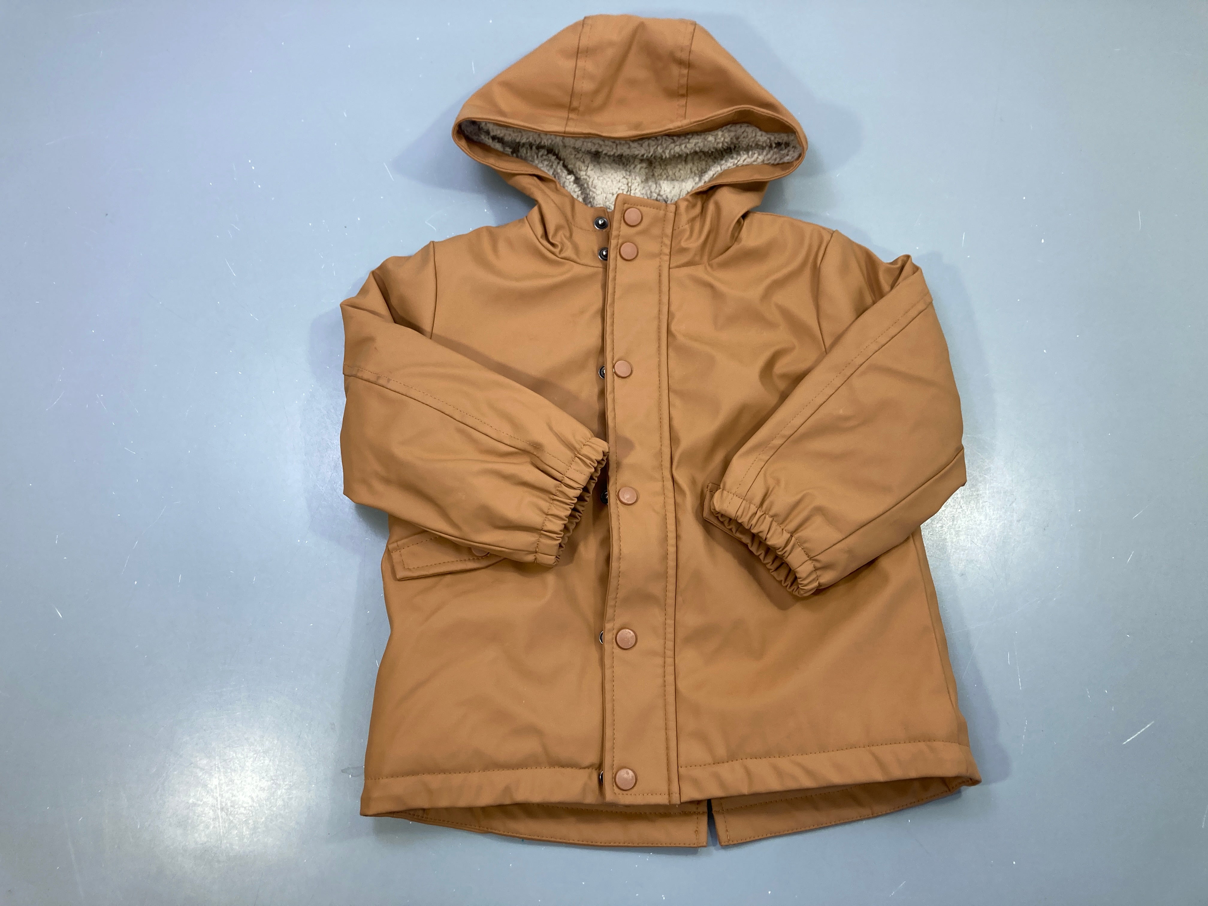 Ciré caramel imperméable, capuche doublée sherpa, pressions