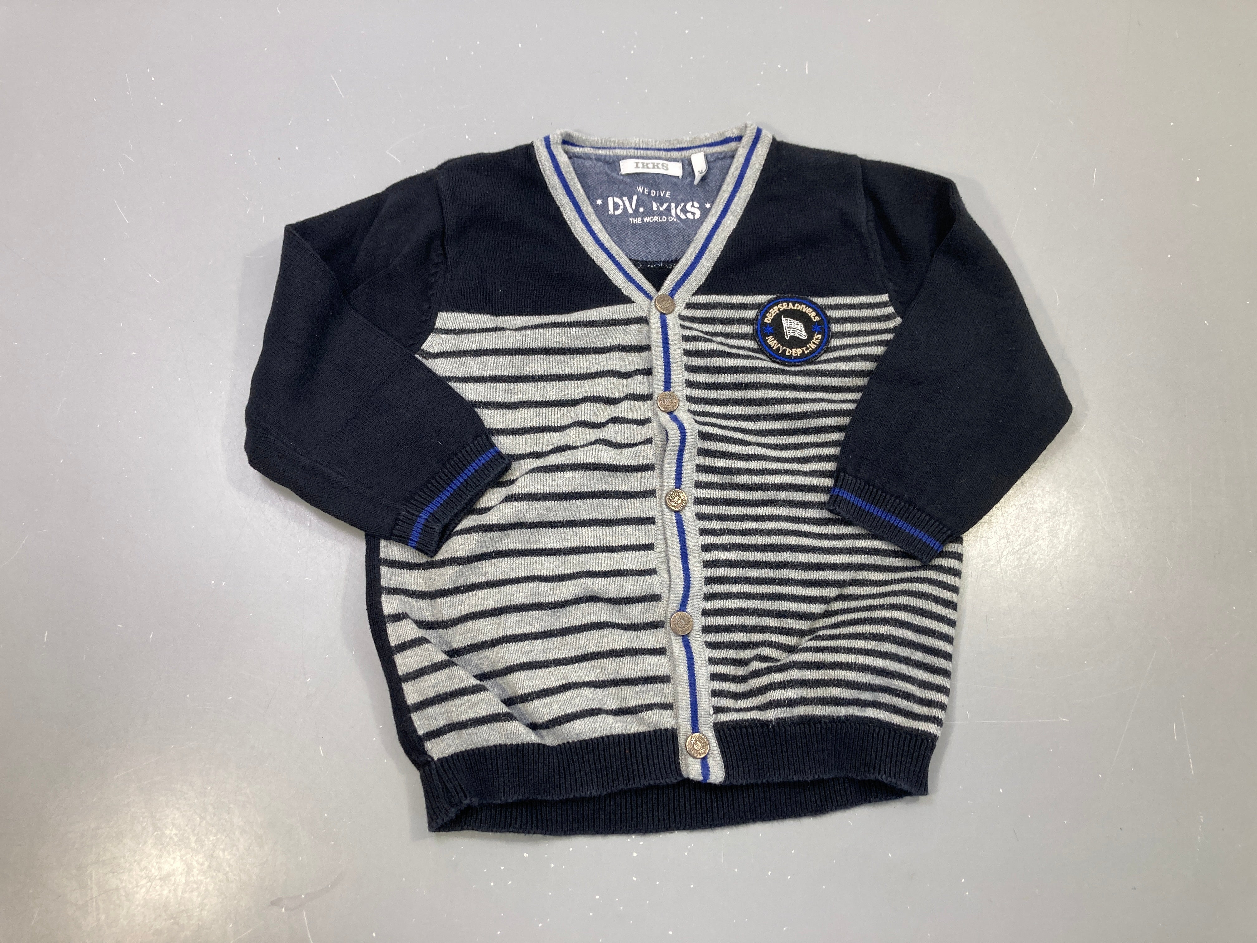 Gilet bleu marine rayé gris, boutons, écusson
