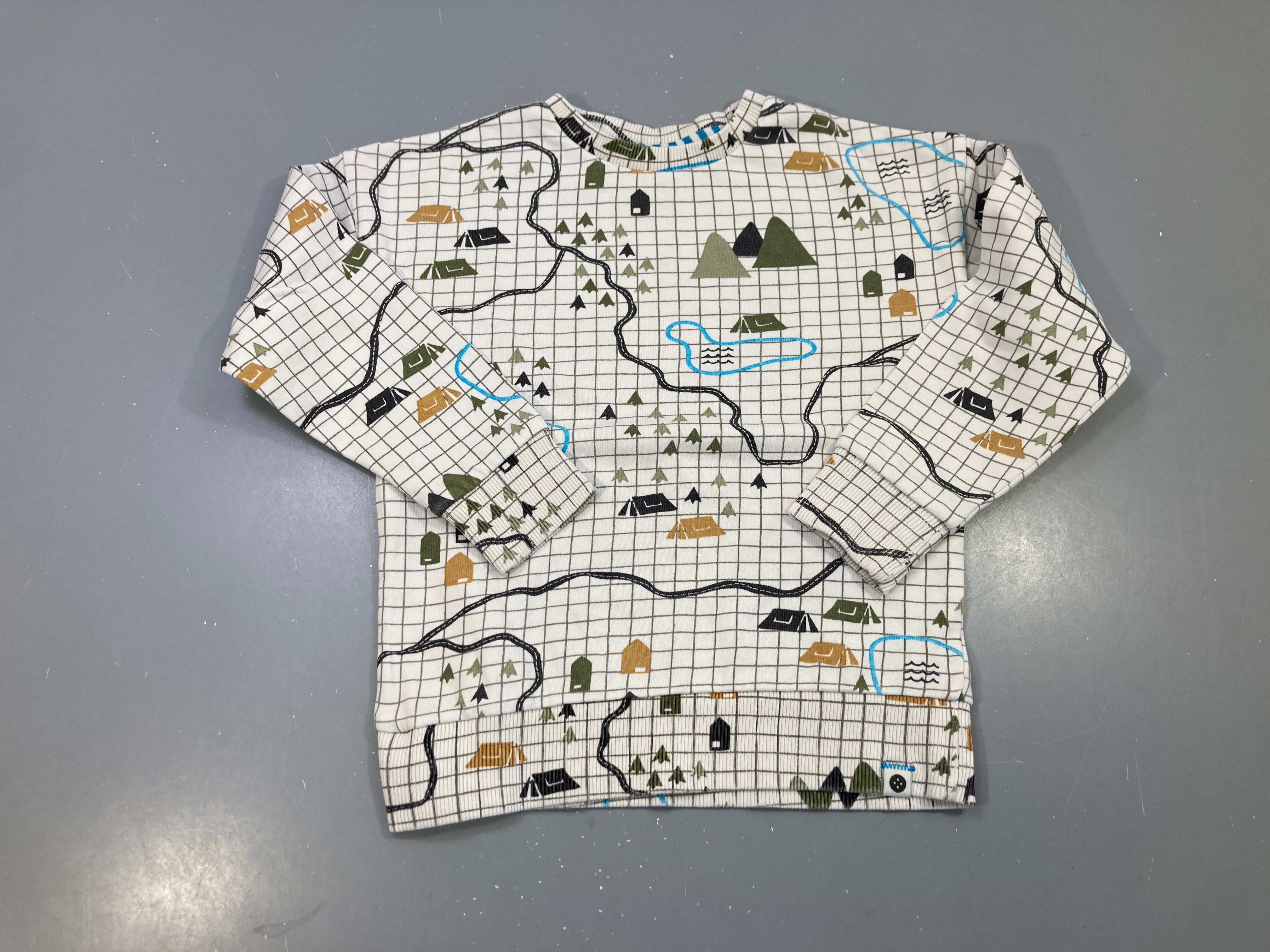 Sweat blanc imprimé carte, tentes et montagnes