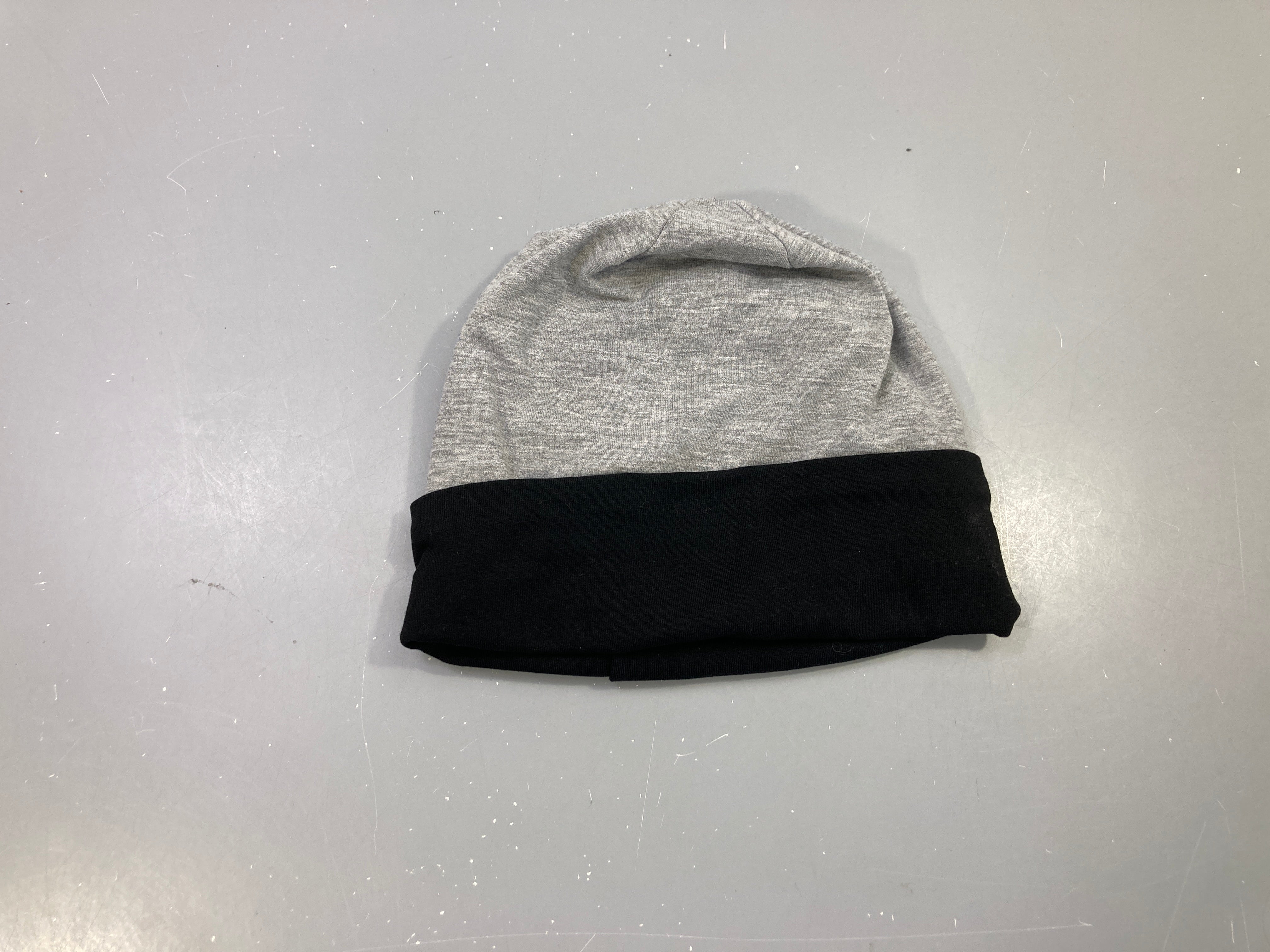 Bonnet jersey gris chiné, revers noir