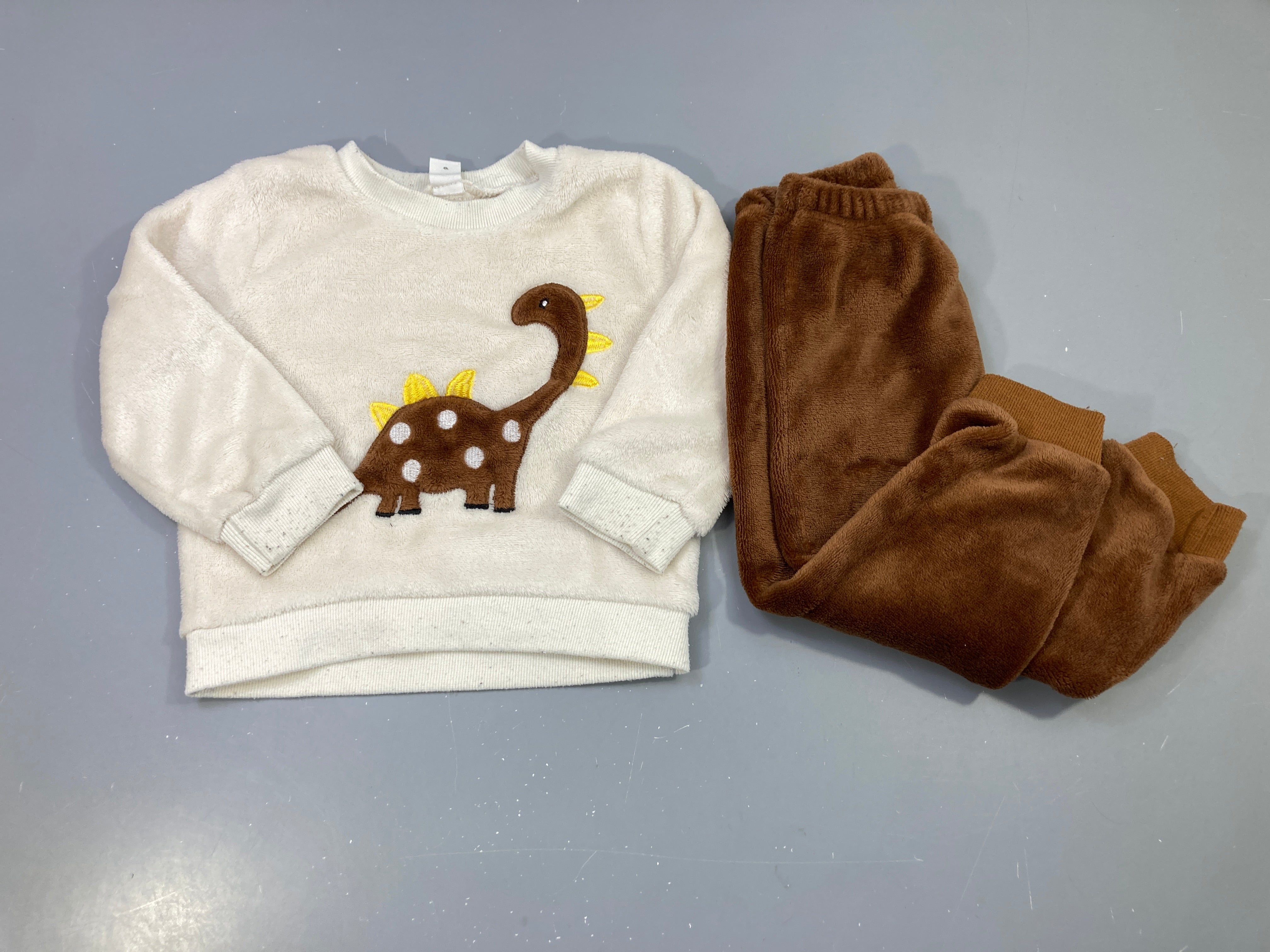 Pyjama 2pcs velours écru et marron, sweat dinosaure, pantalon